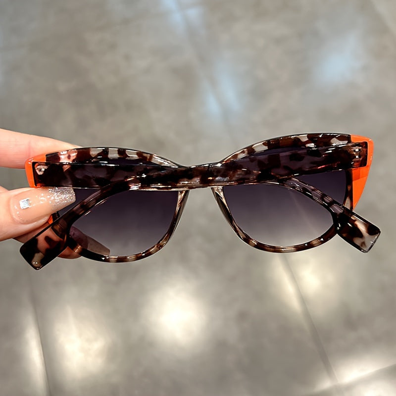 Gafas de sol con forma de gato para mujer con montura de bloques de color degradado y lentes antirreflejos