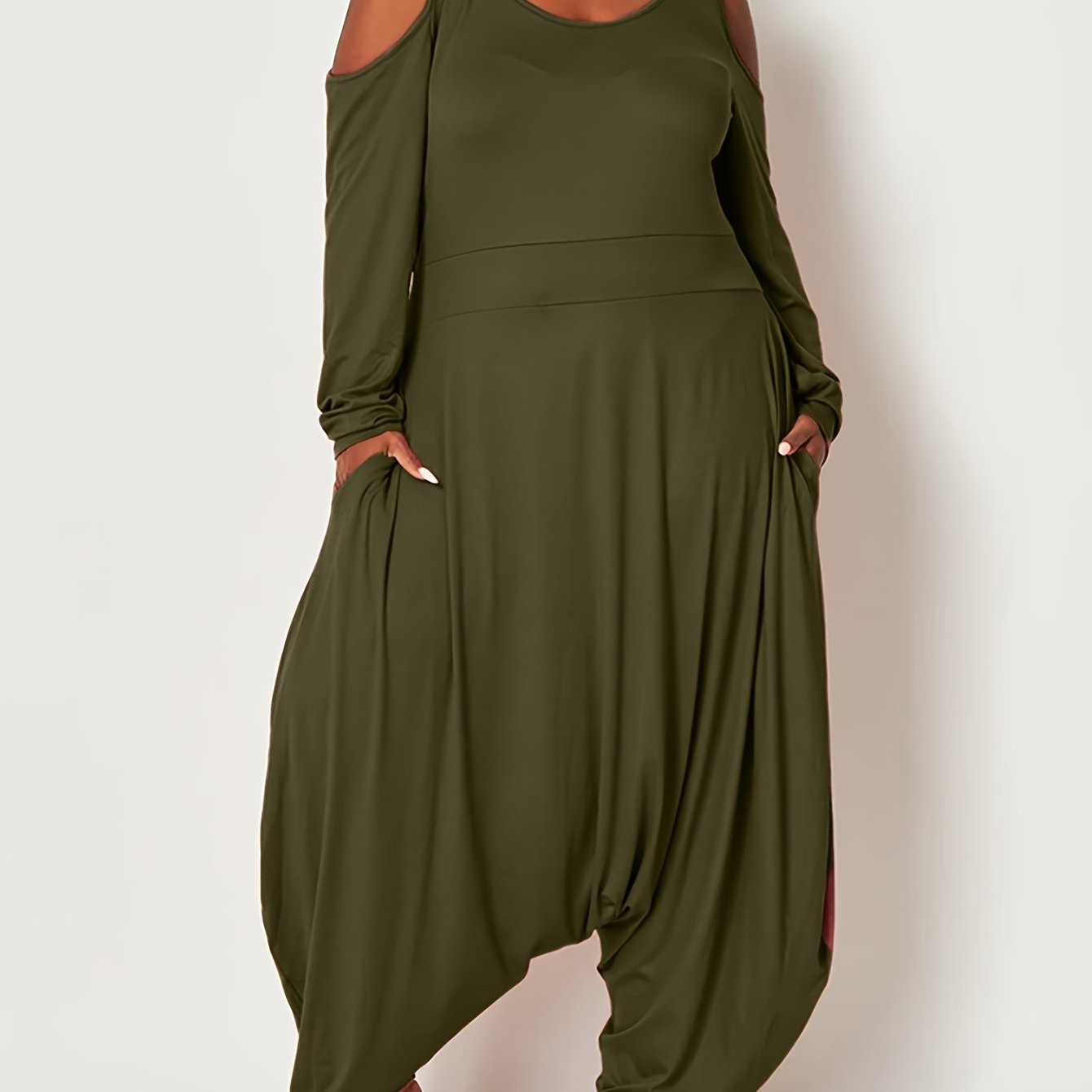 Mono largo de mujer talla grande negro con hombros descubiertos, manga larga y pierna ancha, casual y formal