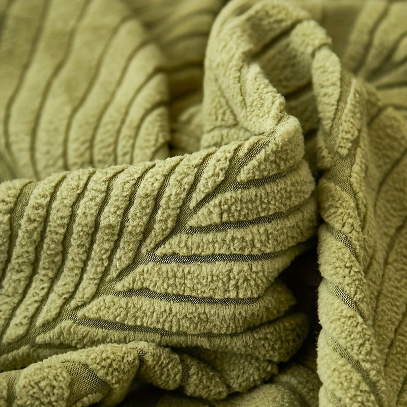 Непромокаемый эластичный чехол для дивана защищает мебель круглый год в любой комнате.