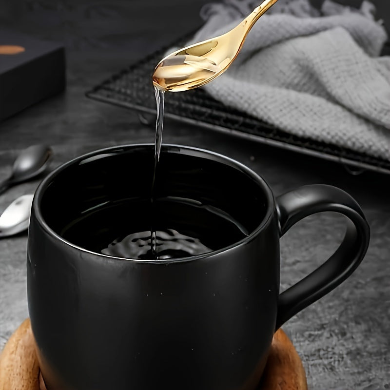 10 ta nafis oshxona asboblari to'plami, oltin zanglamaydigan po'latdan yasalgan sakura gullari qoshiq va vilkalarini o'z ichiga oladi. Ovqatlanish va mehmondorchilik uchun mukammal, bu idish-to'plam funksionallikni noziklik bilan birlashtiradi.