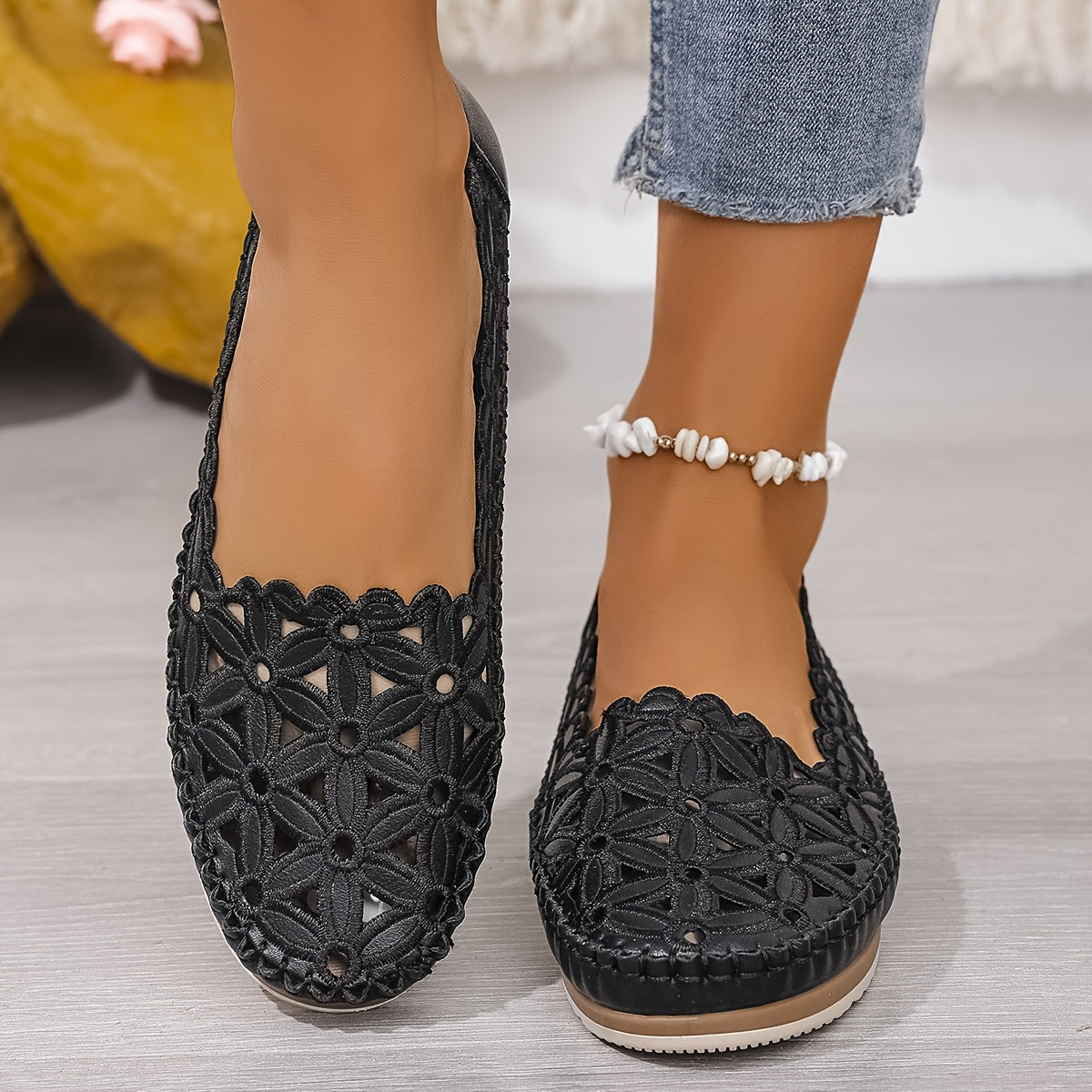 Ayollar uchun tikilgan gul naqshli slip-on balet tuflisi, nafas oladigan kesimlar bilan