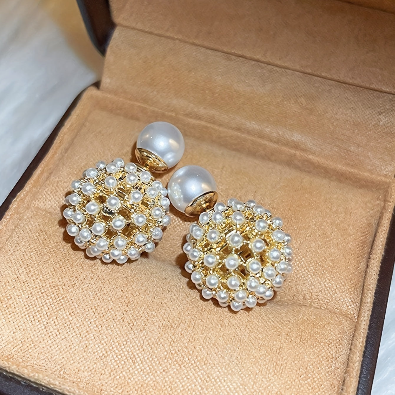 Yaltiroq marvarid va to'liq guruch beadlaridan iborat dekorativ to'p dizayni bilan stud sirg'alar, misdan tayyorlangan va 18K oltin bilan qoplangan. Zargarlik ixlosmandlari uchun mukammal ayol sovg'asi.