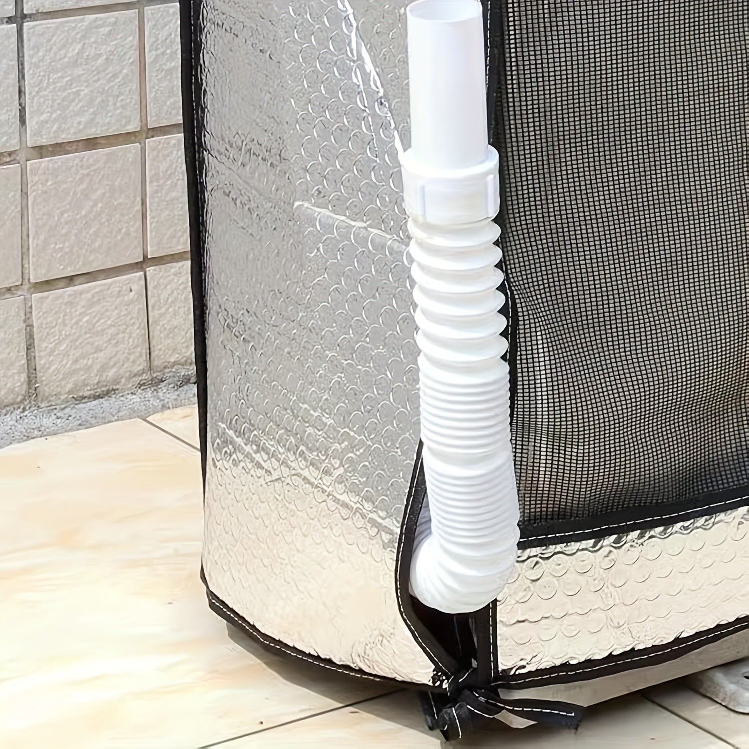 Tashqi konditsioner uchun uzoq muddatli alyuminiy qoplama - suv o'tkazmaydigan, chang va qor himoyasini ta'minlaydi, oson o'rnatish uchun sozlanadigan tasmalarga ega va zamonaviy ko'rinish uchun to'rli dizayn.