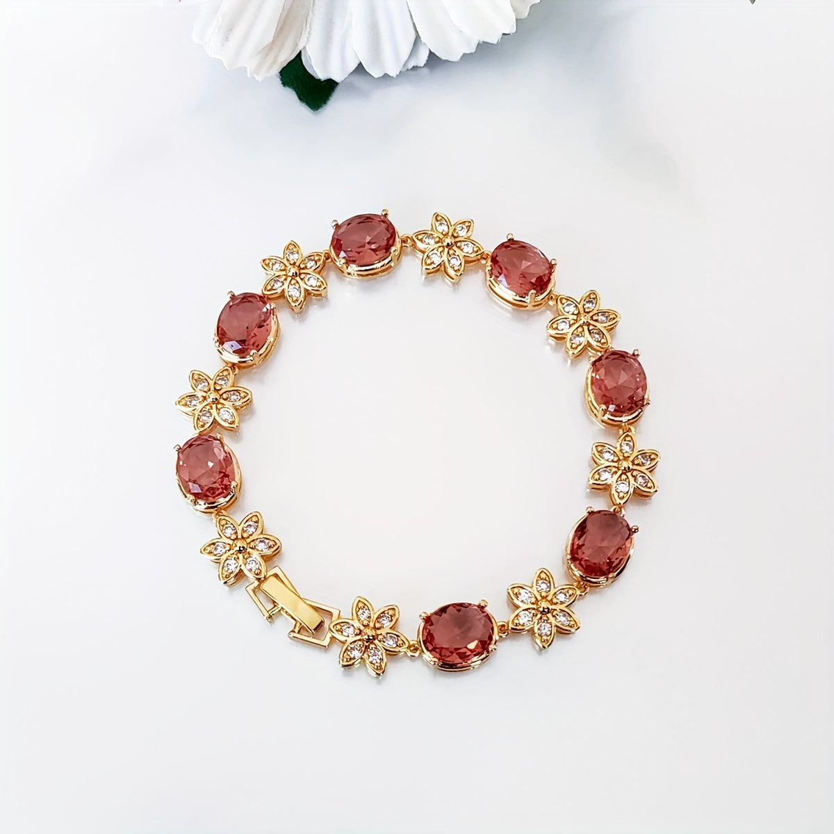 MEETMAY sintetik rang o'zgartiruvchi sultanite diaspore oval quyosh gulini taqdim etamiz. Ushbu nafis mis rangidagi to'rt qismli to'plamga uzuk, sirg'a, bilaguzuk va marjon kiradi. Ranglar turli yoritish sharoitlariga moslashish uchun sozlanishi mumkin.