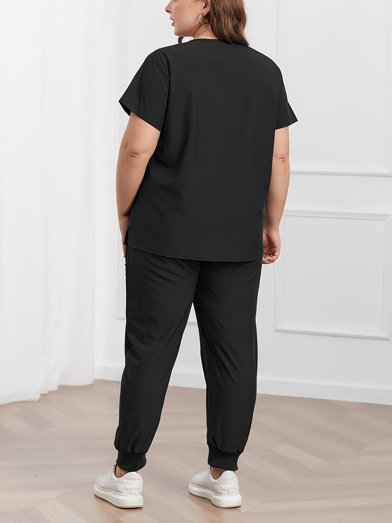 Katta o'lchamdagi bir rangli ikki qismli to'plam, cho'zilgan bo'yinli qisqa yengli skrab tepa va shimlar, ayollarning katta o'lchamdagi kiyimlari uchun.