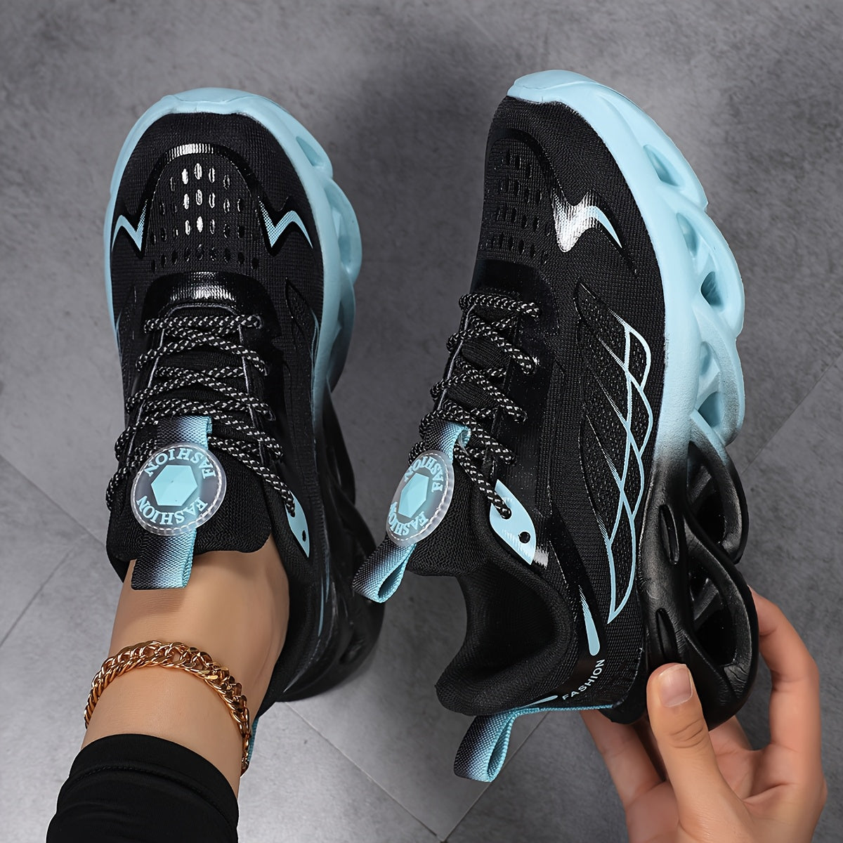 Women's Breathable Mesh Running Shoes Lightweight Low-Top Sneakers Black and White