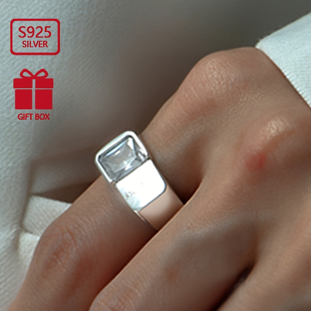 Ayollar uchun mo'ljallangan, 4.6g og'irlikda, yuqori sifatli 925 sterling kumushdan tayyorlangan zamonaviy ochiq uzuk. Ushbu uzuk vintage va noyob dizayni bilan ajralib turadi, baxtli kvadrat shaklida sintetik zirkoniya bilan bezatilgan. Mukammal uchun