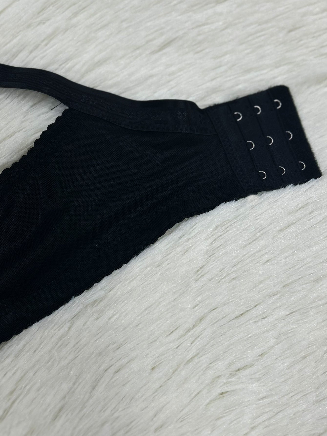 Katta o'lchamdagi ayollar uchun to'liq qoplamali, simsiz dizayn, old qismi bog'ichli va gullar kesilgan elegant bej brassier. Yumshoq nylon aralashmasidan, keng kamarlar bilan va to'ldirishsiz tayyorlangan. Har xil foydalanish uchun mos.