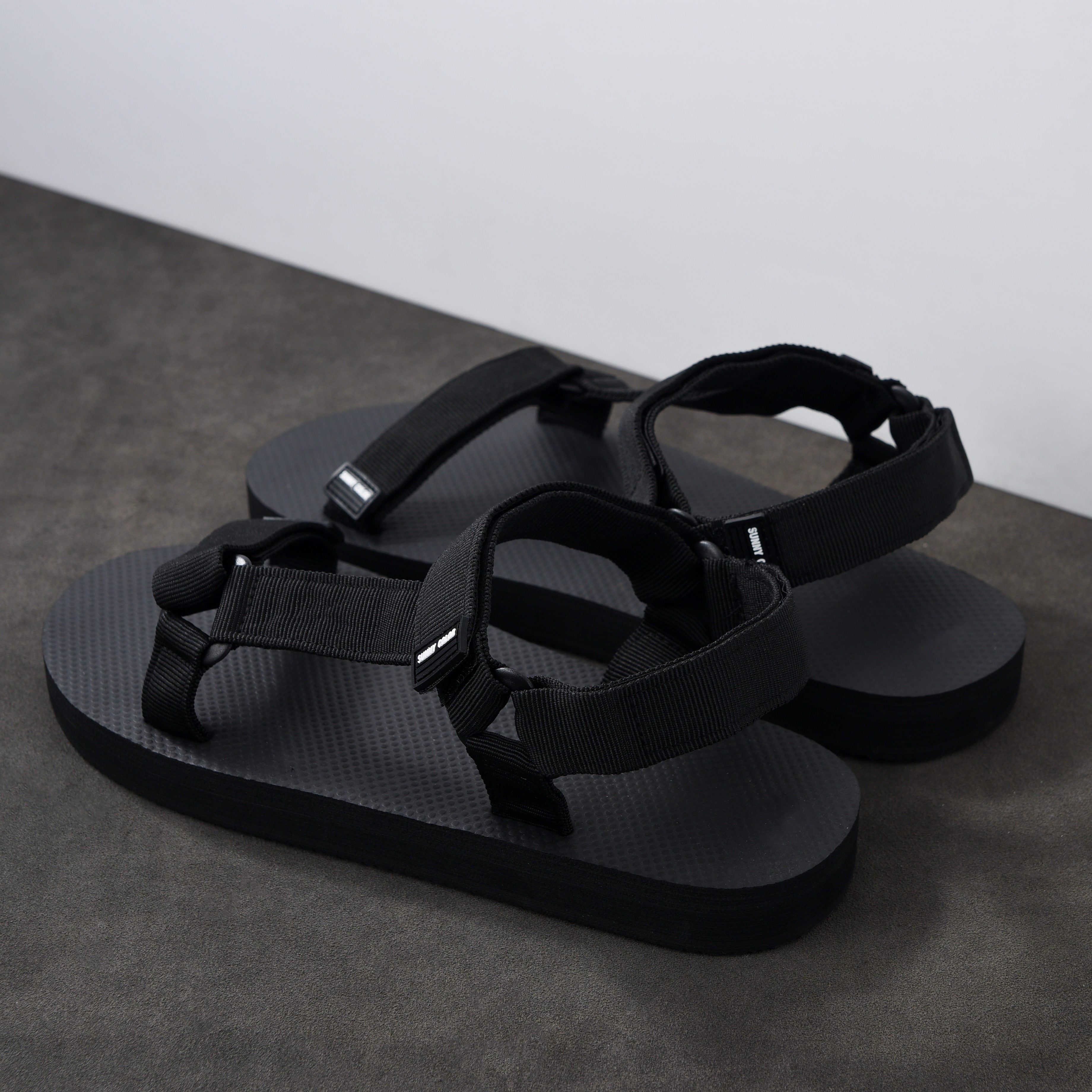 Erkaklar uchun yengil ochiq barmoq thong sandallari, nafas oladigan va sirpanmaydigan, mustahkam EVA taglik bilan