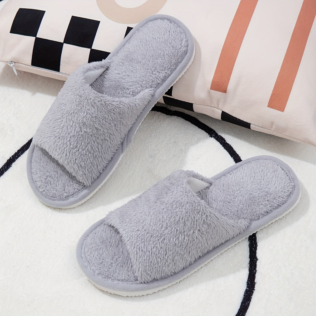 Ichki qulaylik uchun plush ochiq barmoq dizayni bilan asosiy bir rangli uy poyabzallari.