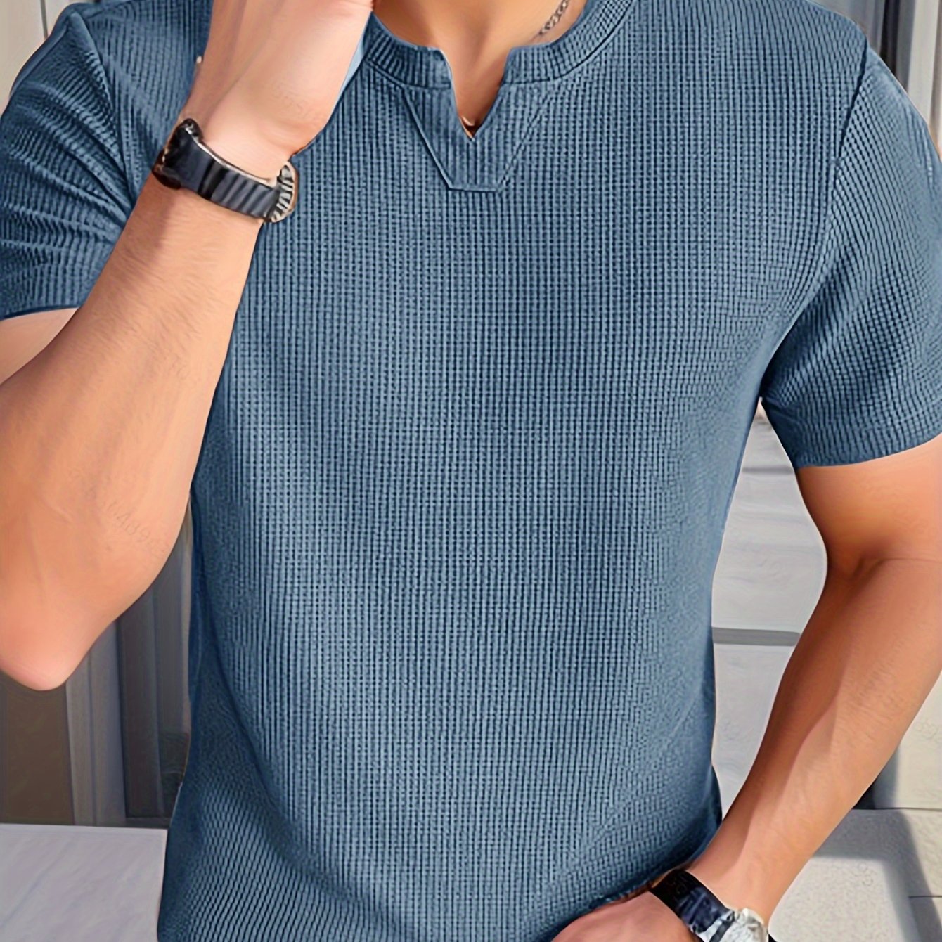 Erkaklar uchun tasodifiy V-yuvalangan trikotaj T-ko'ylagi, Silliq to'q sariq rangda, 100% polyester, mashinada yuvish mumkin, yozgi zaruriy.