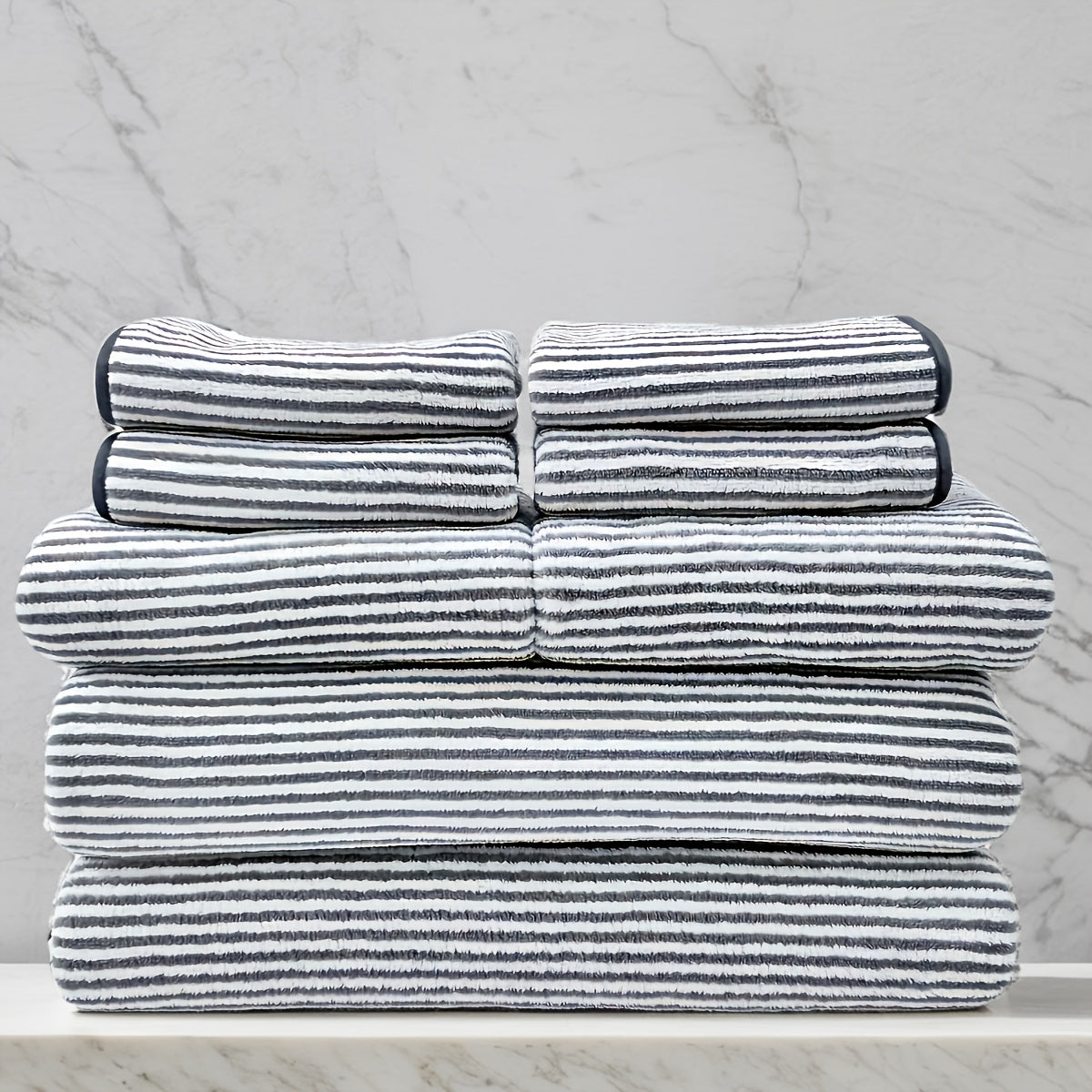 8 dona polyester chiziqli sochiq to'plami, 4 ta yuvish sochiqlari, 2 ta qo'l sochiqlari va 2 ta hammom sochiqlari. Suvni yaxshi so'radigan, tez quriydigan va hammomda foydalanish uchun ideal.