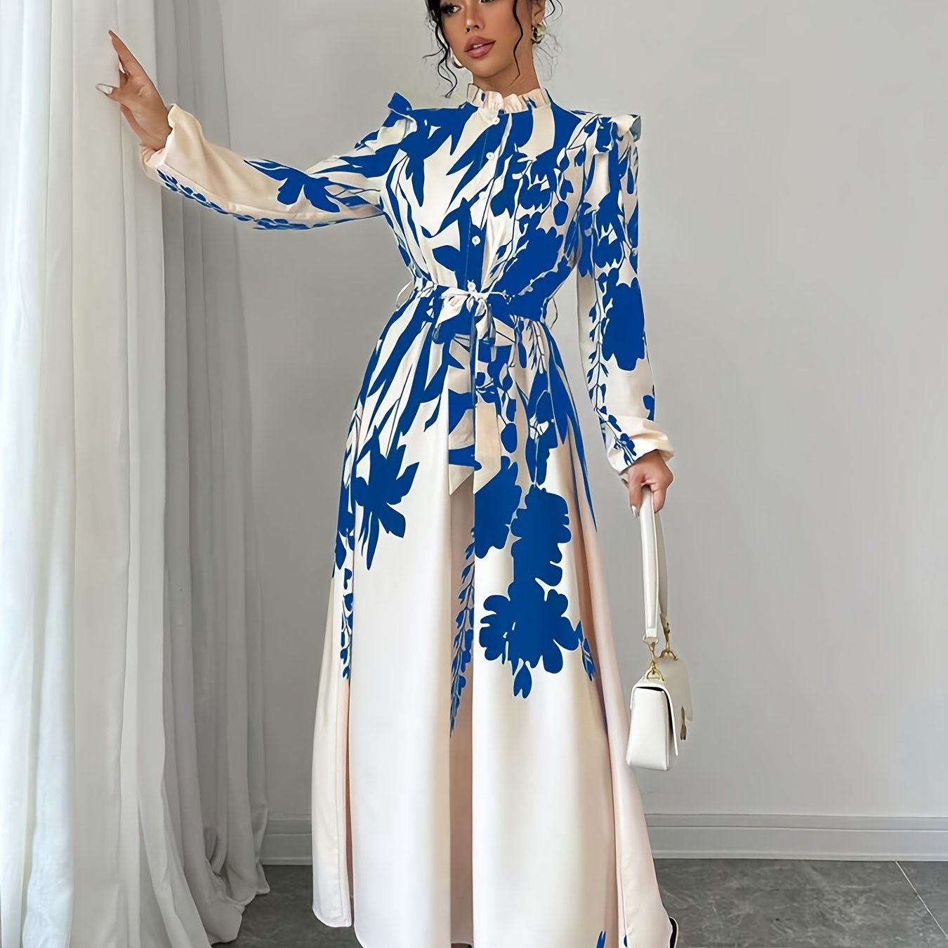 Gul naqshli maksi ko'ylak, turli xil yenglar, bel detali va qirrali pastki qismi bilan, bahor yoki kuz uchun mukammal.