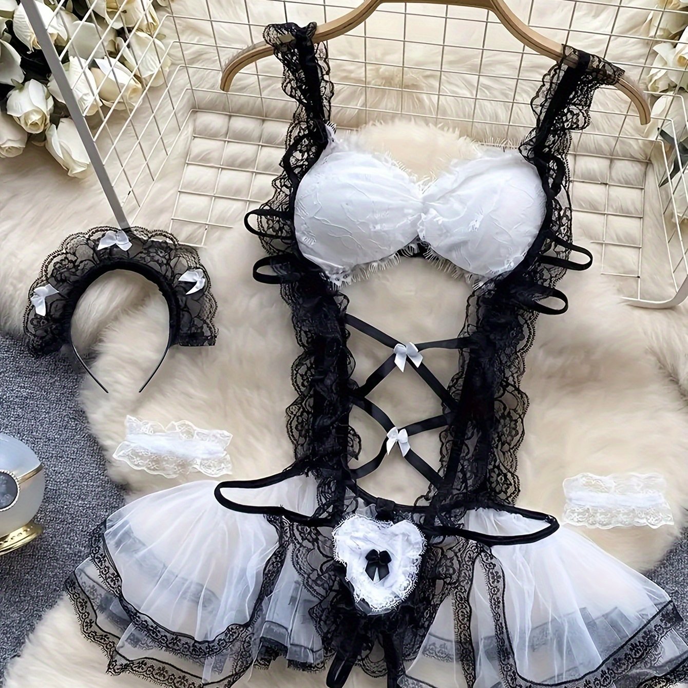 Костюм для ролевых игр в образе сексуальной горничной для женщин, комплект нижнего белья с боди, кружевным платьем, подвязкой, браслетом и головным убором.