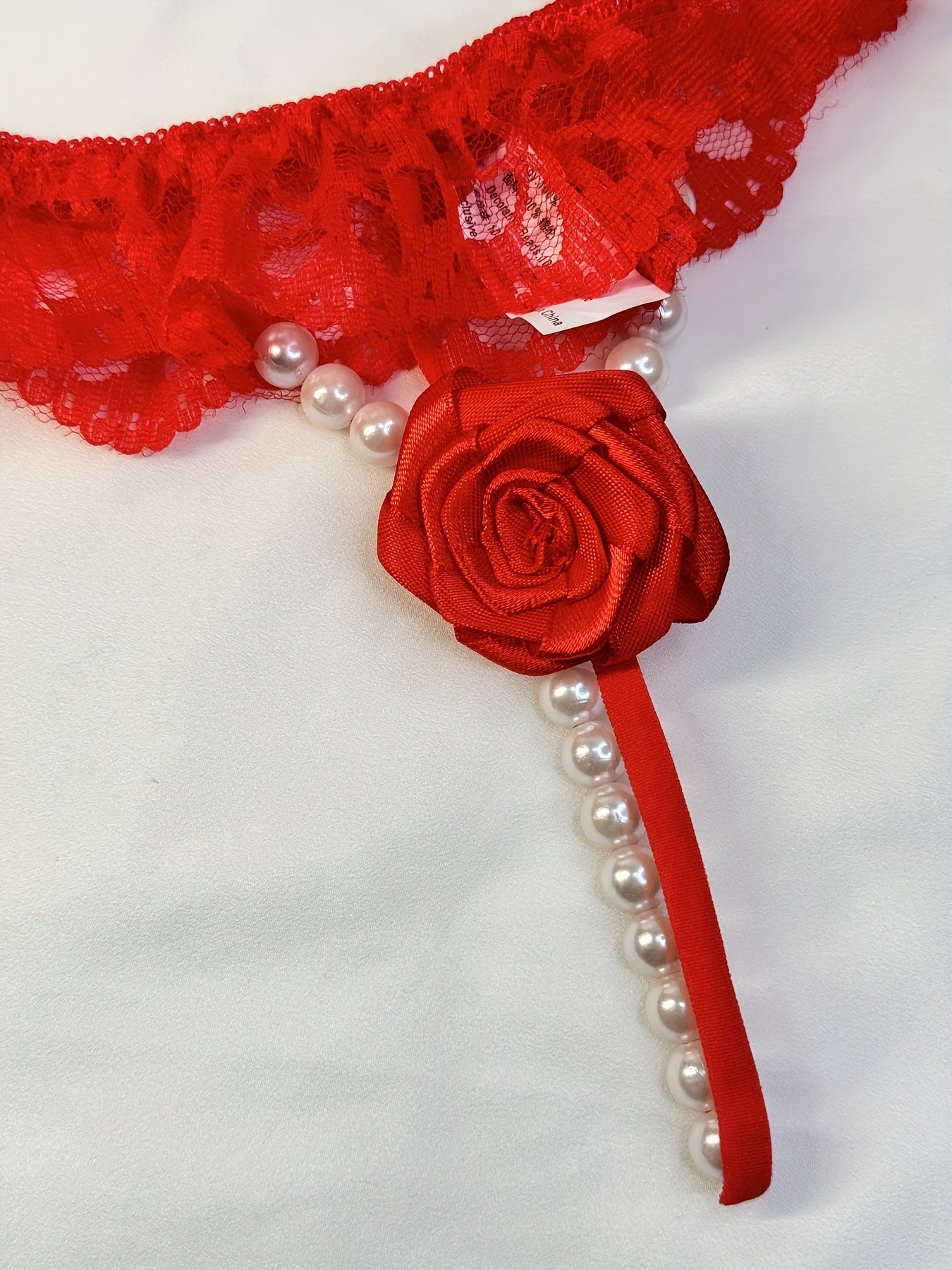 Yaltiroq marvaridli thong ichki kiyim, dantel tafsilotlari bilan, past bel, ayollar uchun romantik dizayn, sexy ichki kiyim.