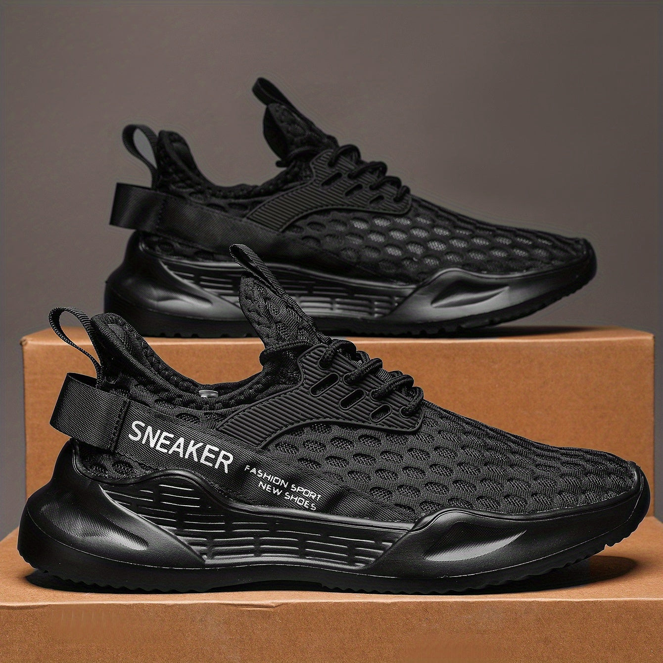 EVA ichki qismi va tagligi bo'lgan, erkaklar uchun nafas oladigan to'rli yugurish poyabzallari, olti burchakli naqshga ega, qora rangda shoelace bilan.