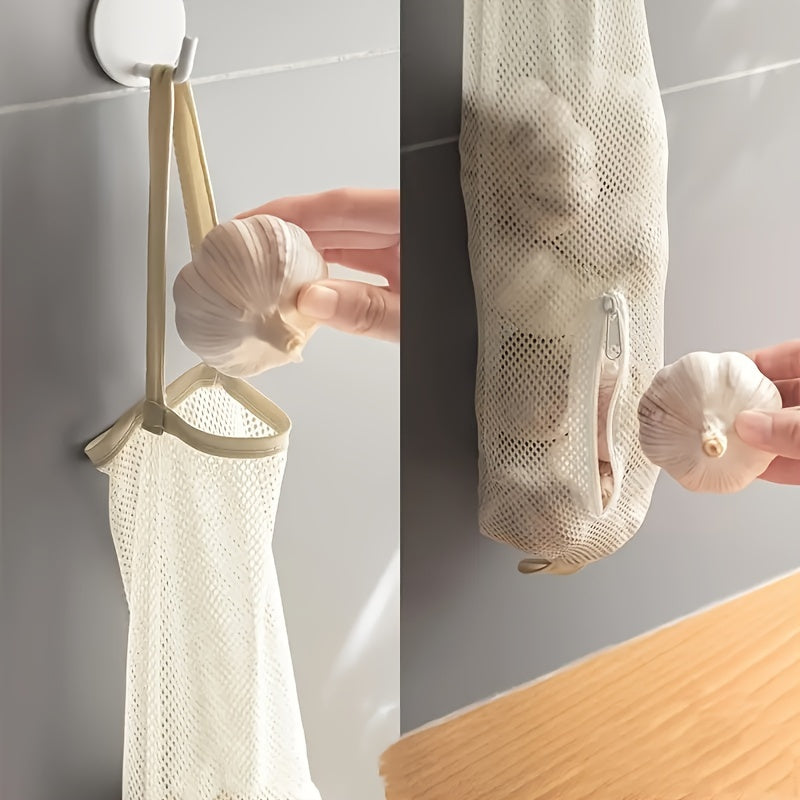 Ushbu mustahkam polyester devorga o'rnatiladigan to'rli saqlash sumkasi bilan oshxonangizni yoki hammomingizni tartibga soling. Piyoz, sarimsoq, mevalar va sabzavotlarni qulay va joyni tejaydigan tarzda saqlash uchun ideal bo'lgan tortma yopilishi mavjud.