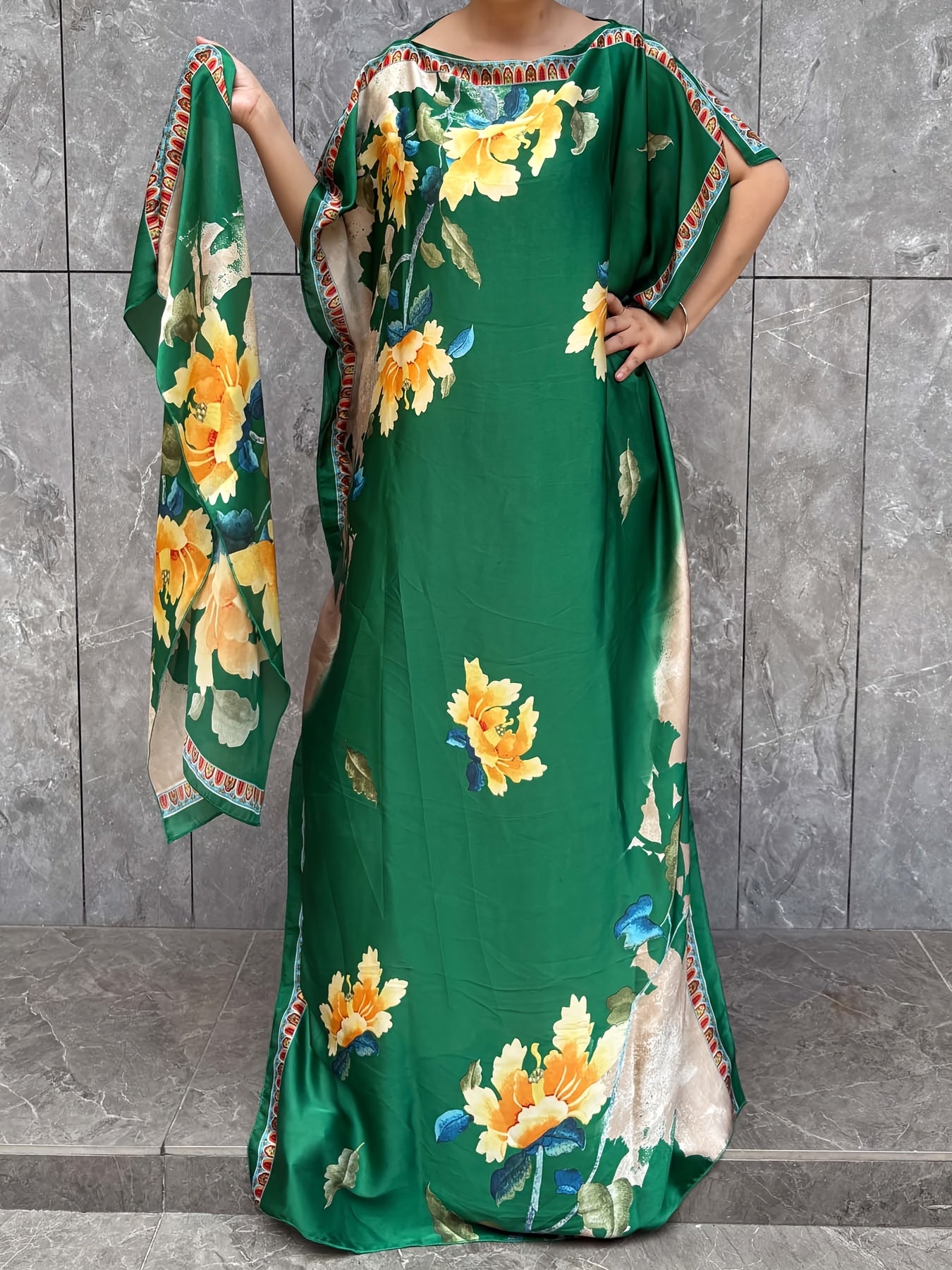 Plus o'lchamli maxi kaftan kiyi gullar bilan bosilgan, oqimli va qulay ayollar uchun