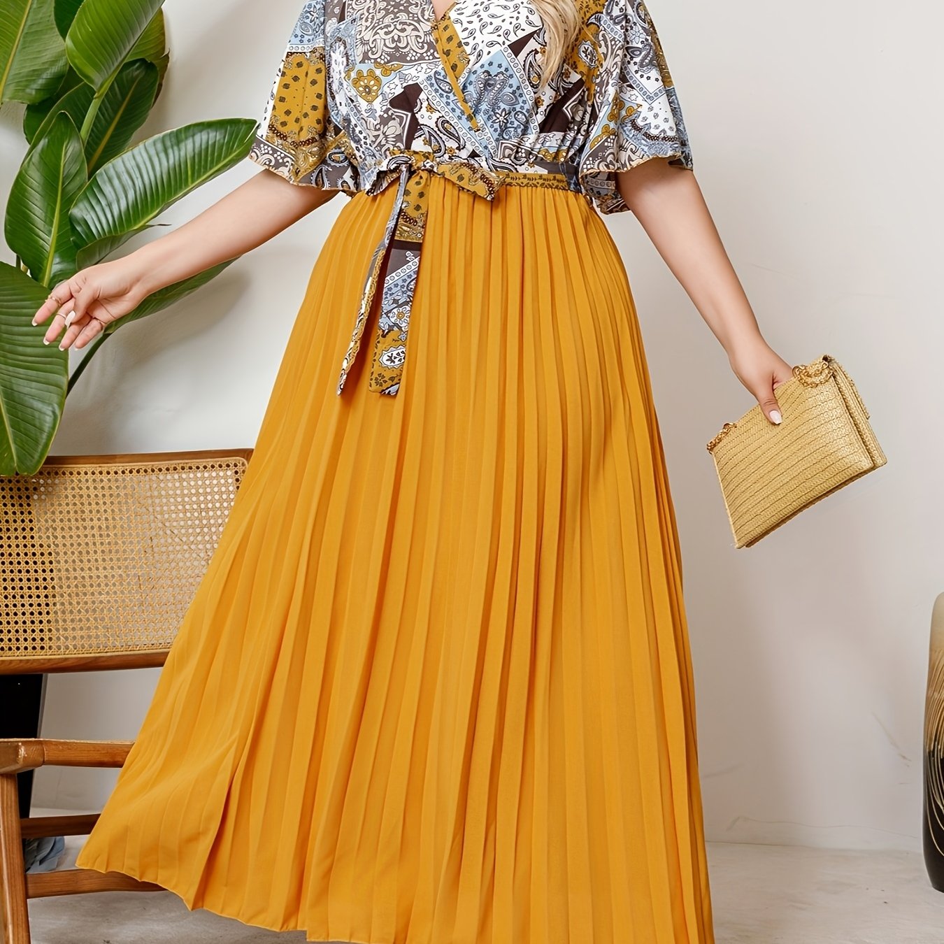 Vestido de mujer con escote en V y patrón de Oriente Medio elegante