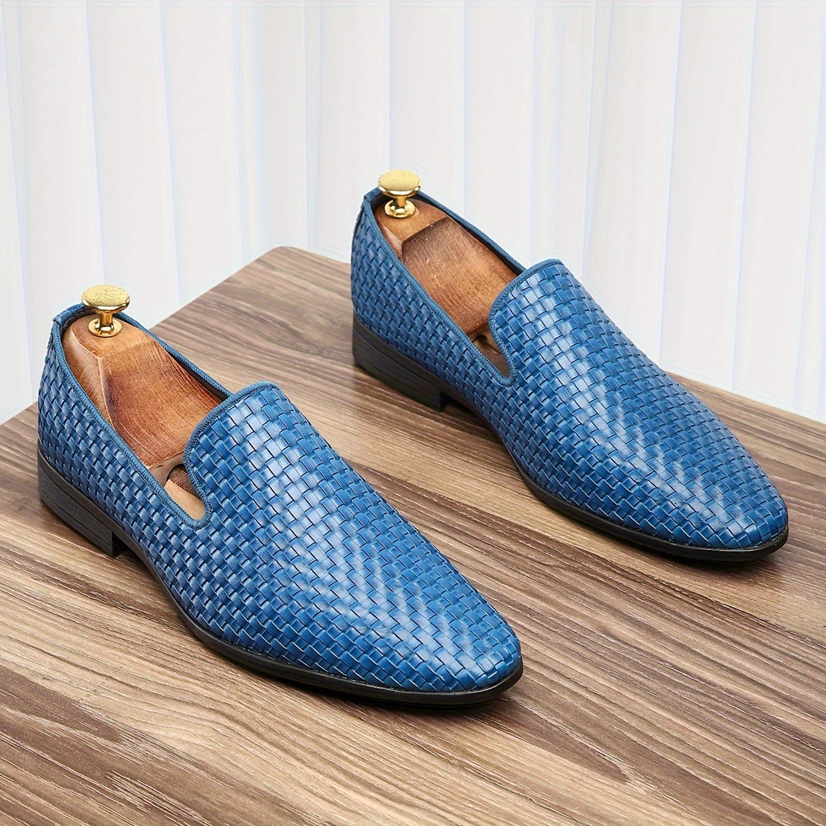 Qora va oltin rangdagi to'qilgan PU ustki va kauchuk taglikka ega, tasodifiy yoki ish kiyimlari uchun mos keladigan slip-on loferlar.