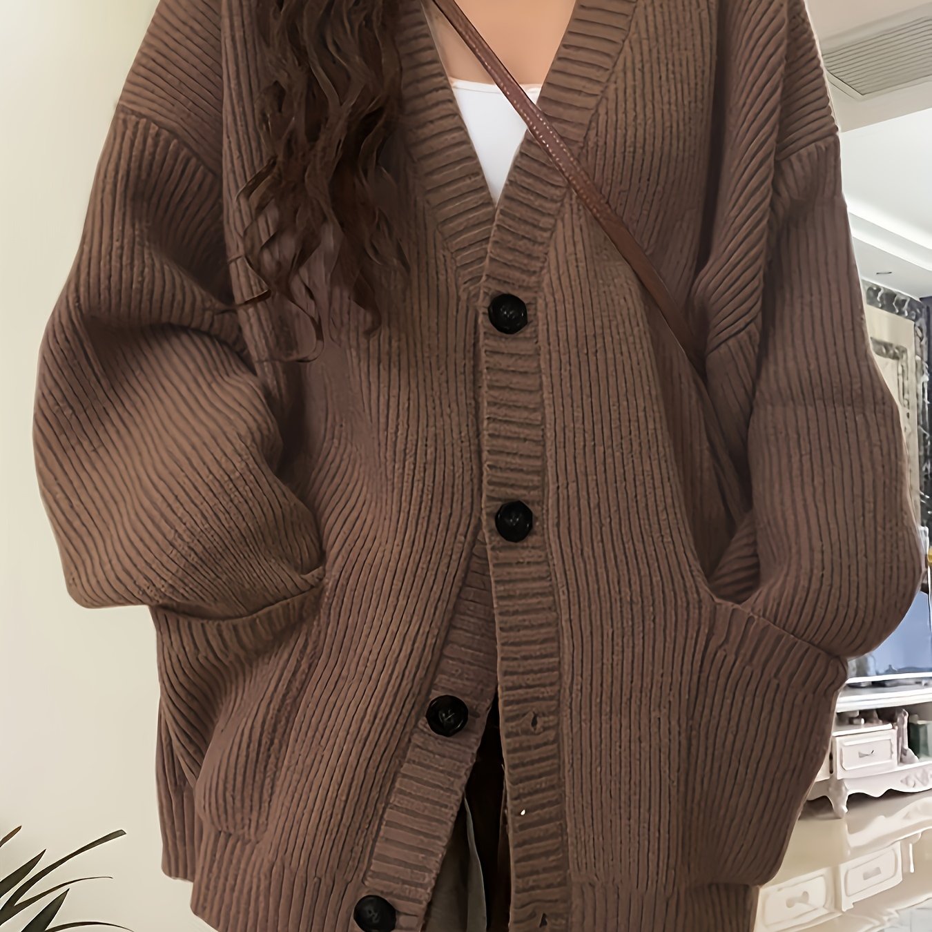 Klassik V-shaklidagi kardigan, tugmachali old qismi va cho'ntakli, kuz va qish ayollar kiyimlari uchun