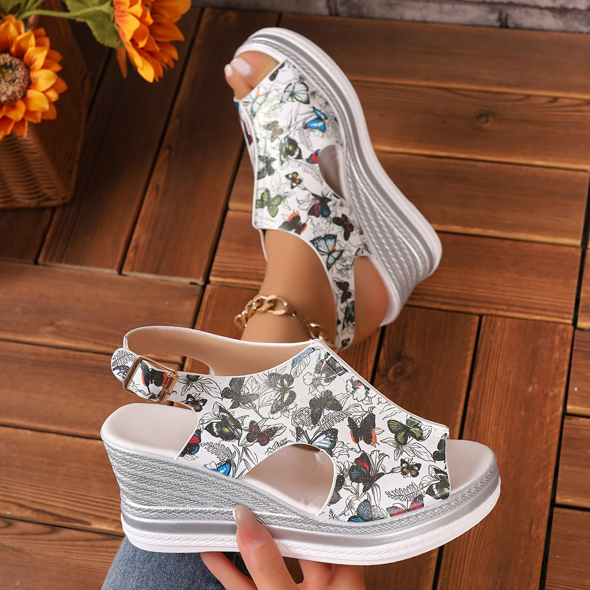 Новые сандалии с толстой подошвой и wedge-каблуком в виде рыбьего рта.