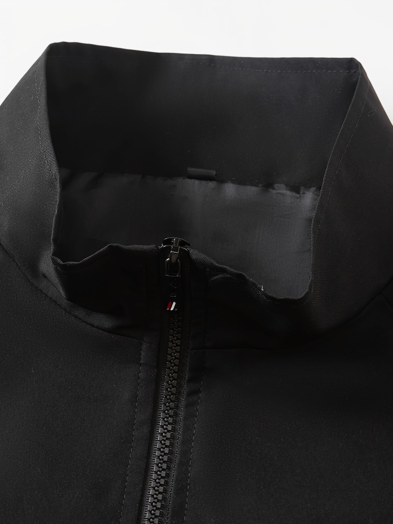 Erkaklar uchun yengil shamol o'tkazmaydigan kurtka, turli geometrik naqshda - Polyester, mashinada yuvish mumkin - Bahor va kuzda ochiq havoda faoliyatlar uchun mukammal