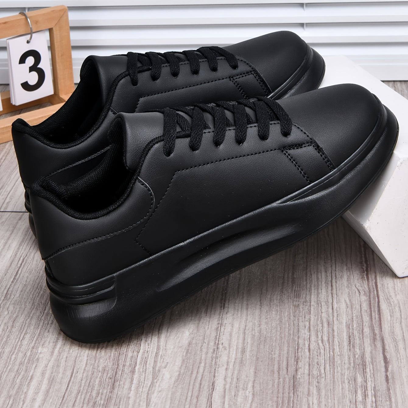 Men's Low Top Skateboard Shoes Solid Color Fabric and PU Upper EVA Sole