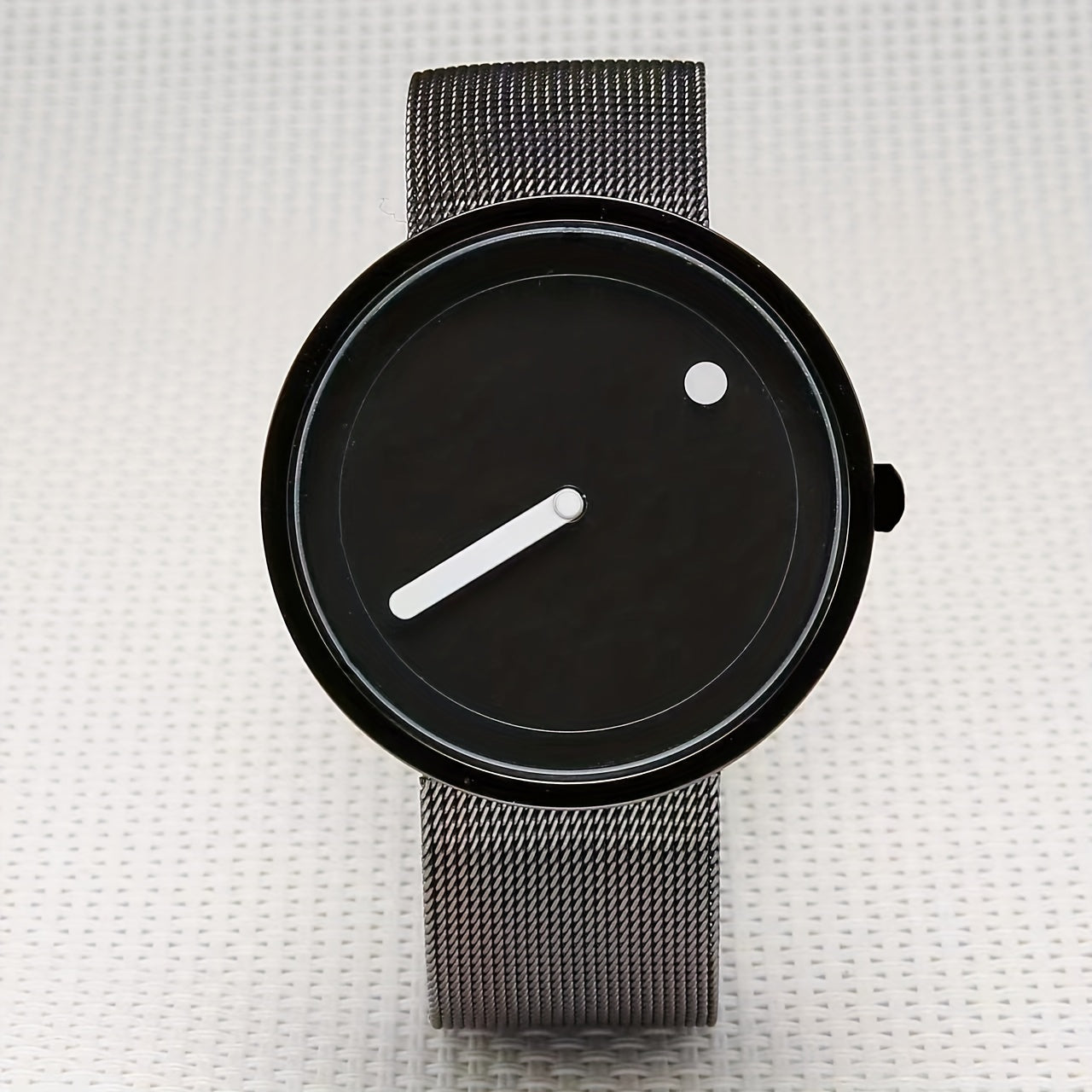 Minimalist Round Quartz Watch with Electronic Movement and Mesh Stainless Steel Band