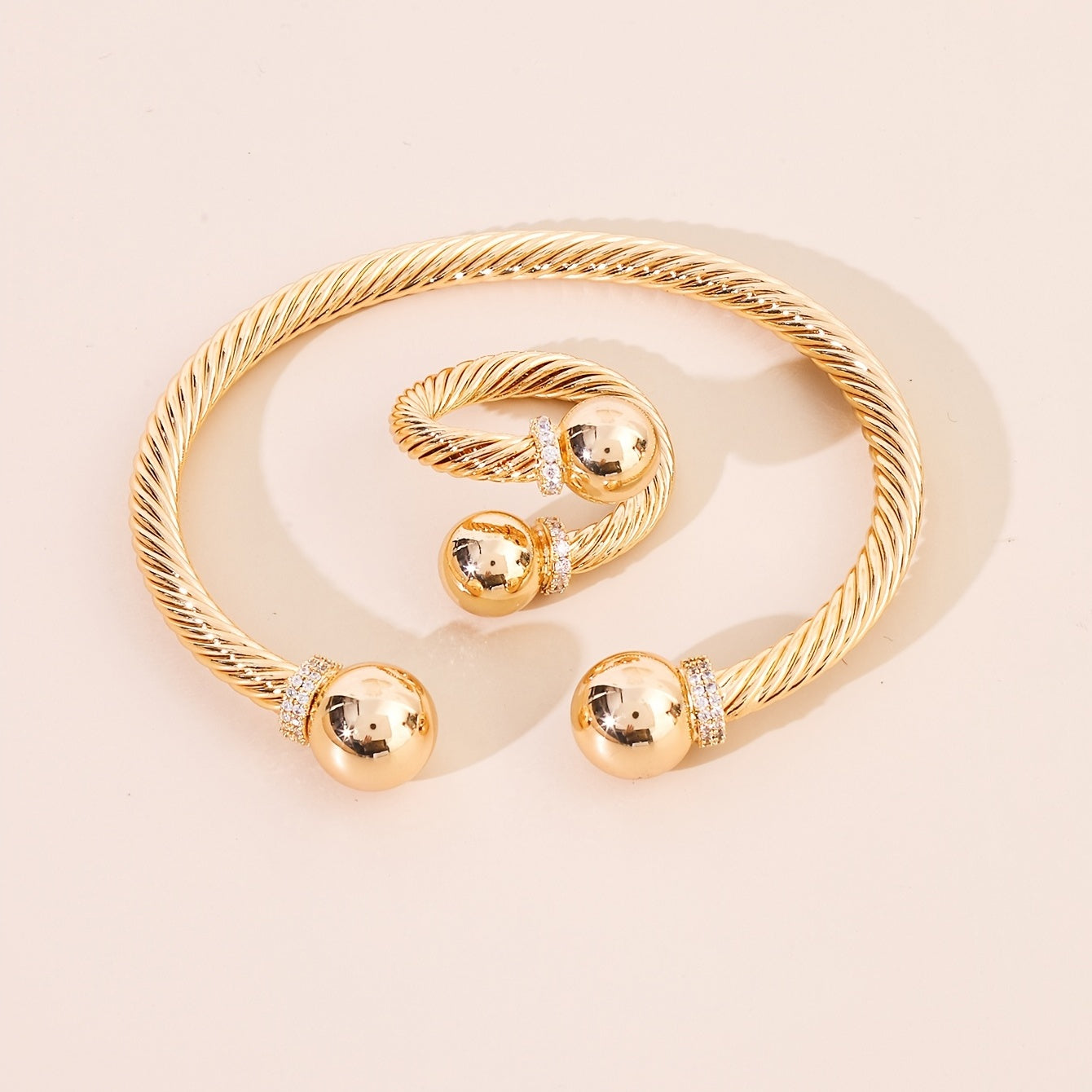 Conjunto de joyería de cobre con pulsera de alambre retorcido y anillo