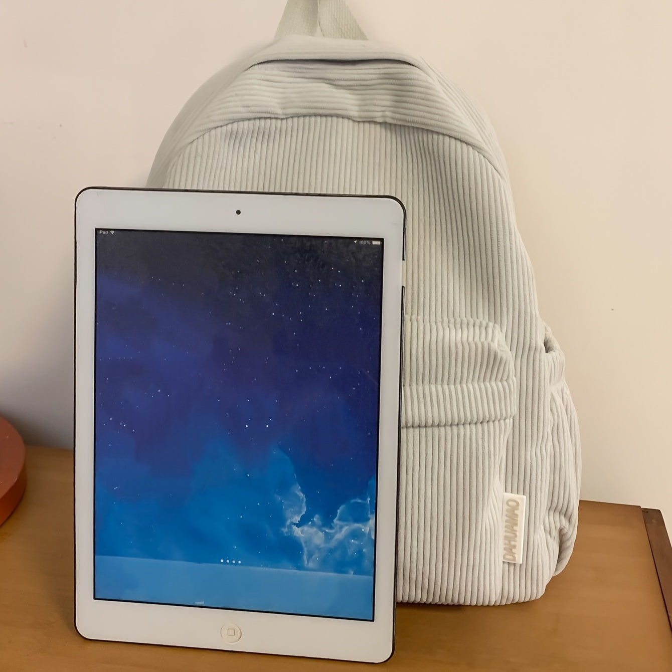 Qora rangdagi ayollar uchun kichik korduroy moda ruksak, sozlanadigan kamarlar va fermuar yopilishi bilan.