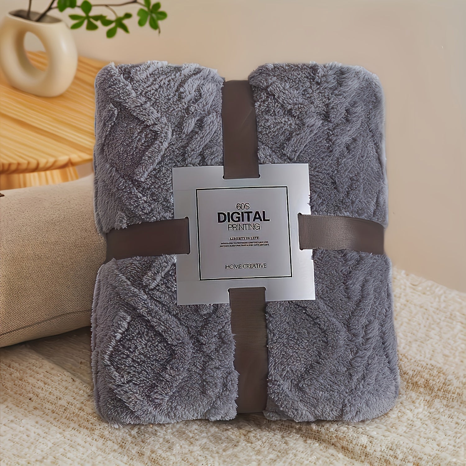 Yagona karavot uchun bir rangli jakard to'rli teri velvetsidan tayyorlangan ko'rpa. Ushbu ko'rpa qo'shimcha issiqlik va qulaylik uchun qalinlashtirilgan, bu esa uni havo konditsioneri uchun tashqi ko'rpa sifatida ishlatish uchun mukammal qiladi.