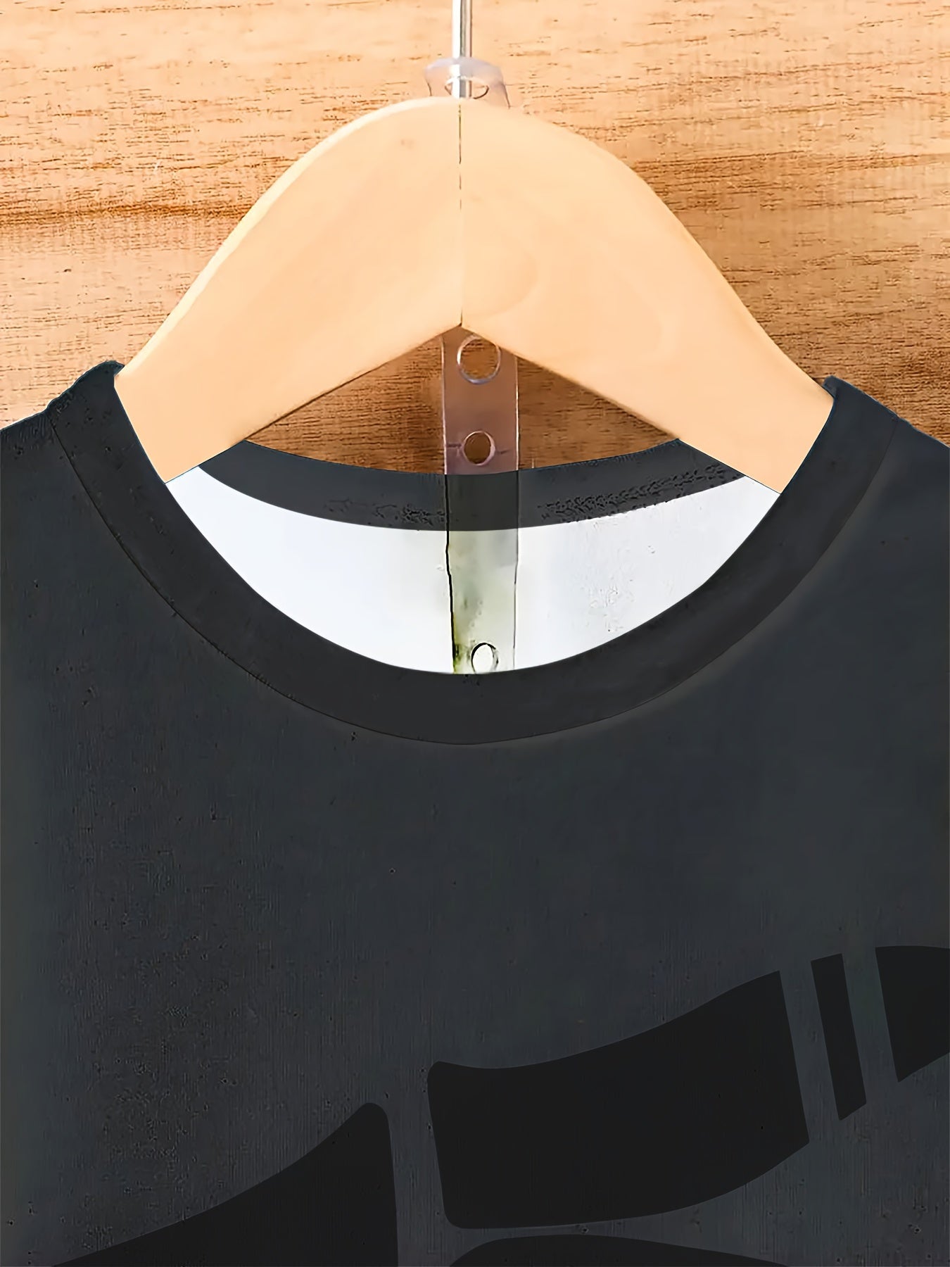 Erkaklar uchun mashinada yuvilishi mumkin bo'lgan novator grafik futbolka, 3D dizayn va krujka bo'yin bilan.