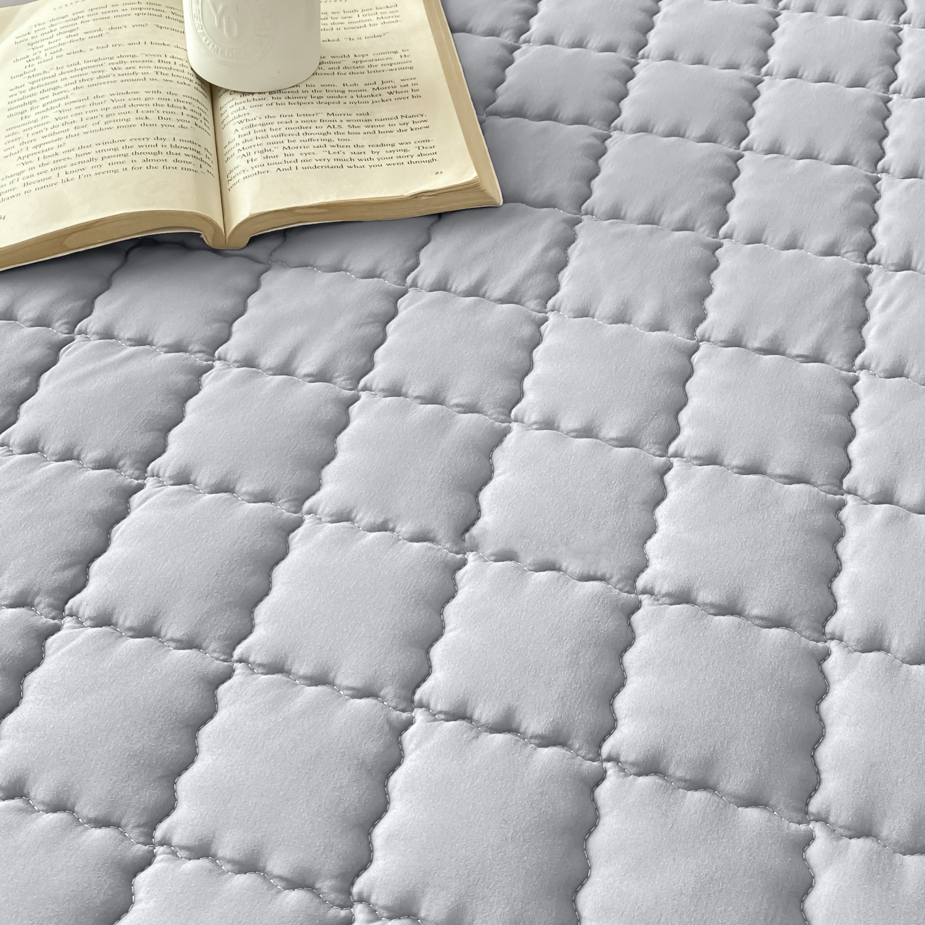 Suv o'tkazmaydigan ikki qatlamli matras himoyachisi, suv bilan yuvish va cho'tkaga olish bilan ishlov berilgan