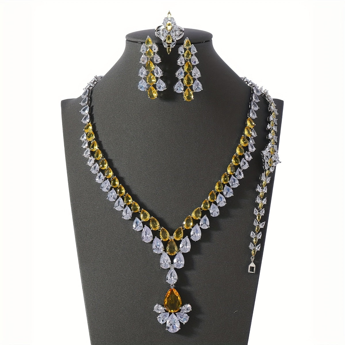 Conjunto de joyería inspirado en Oriente Medio con collar, pulsera, anillo y pendientes de diseño de gota de agua con zirconia y borla