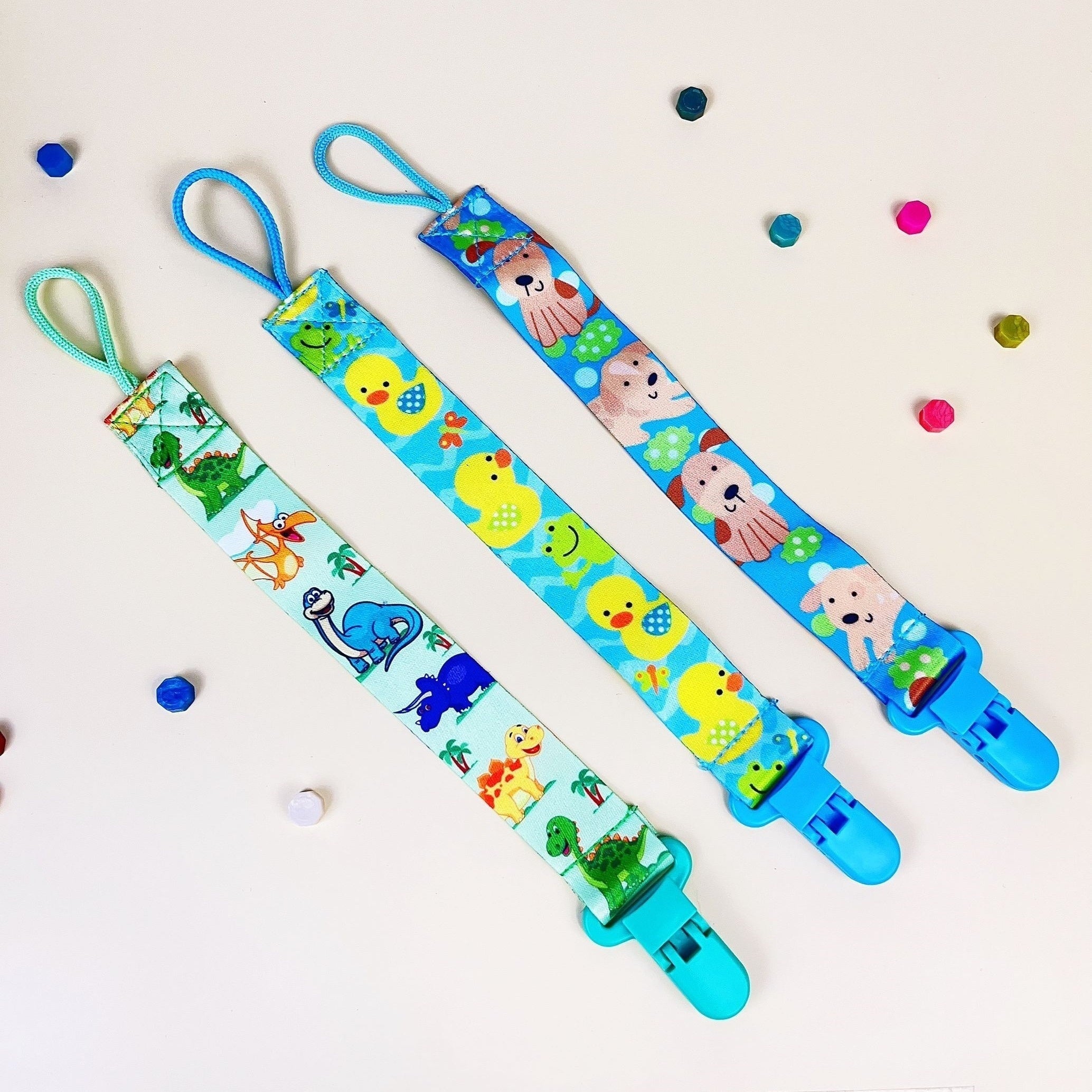 Clip de chupete de plástico de dibujos animados con patrón caprichoso y clip de sujeción