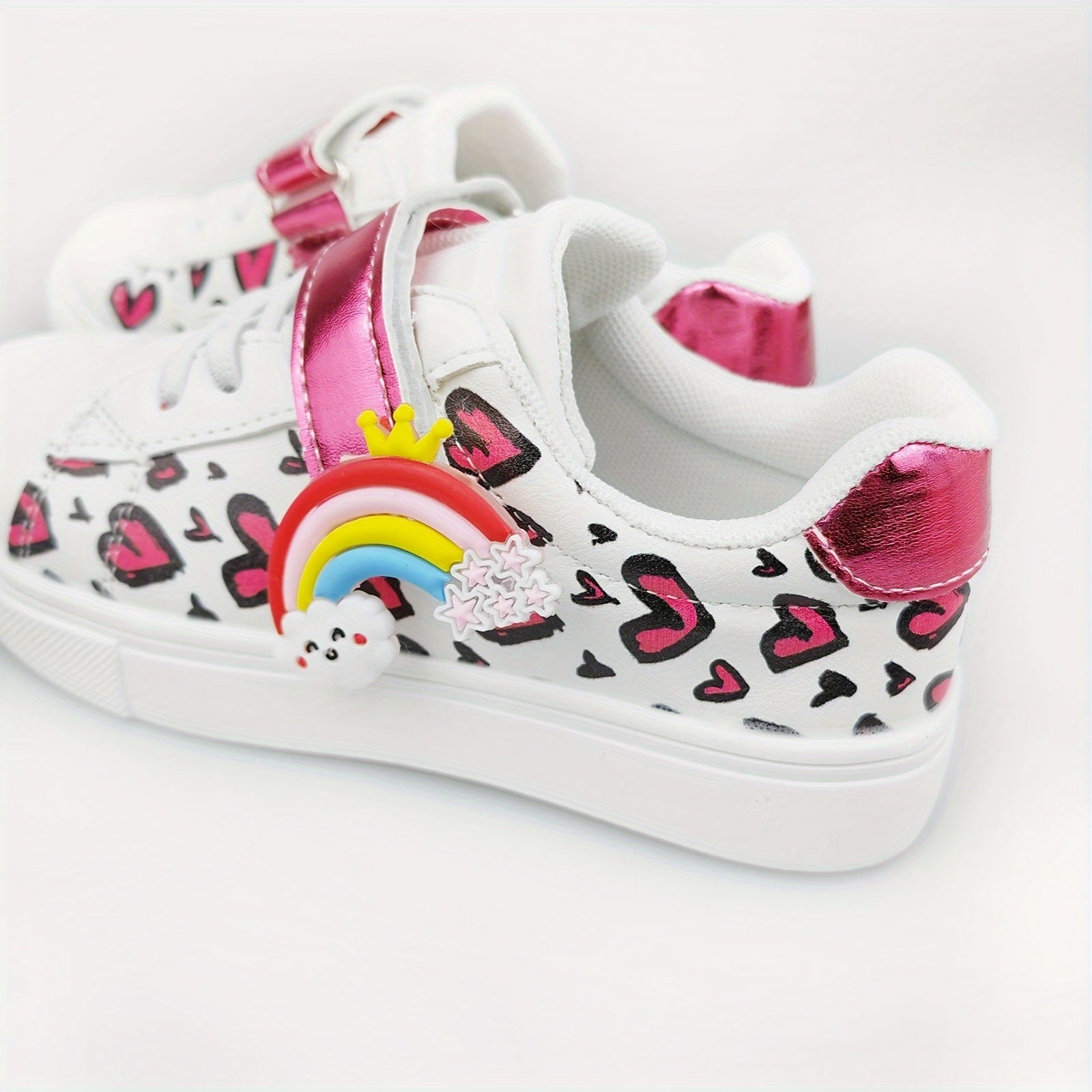 Qizlar uchun yurak mavzusidagi multfilm uslubidagi krossovkalar, yozgi va bahor uchun mo'ljallangan, kamalak ranglarida. Har qanday yoshdagi bolalar uchun kundalik yurish uchun ideal.