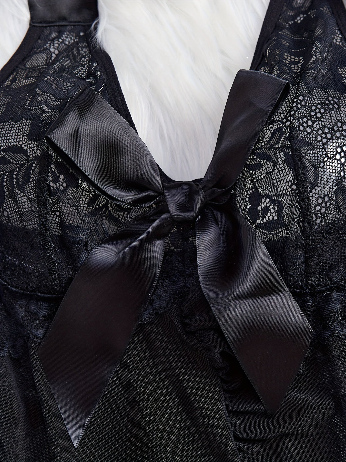 Ayollar uchun bog'ichli tafsilotlari, halter bo'yinli mini slip ko'ylagi va thong ichki kiyimdan iborat sexy dantel ichki kiyim to'plami.