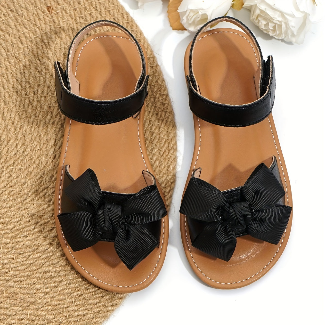 Qizlar uchun zamonaviy va amaliy ochiq barmoq sandallari, yozda ichki va tashqi kiyim uchun mukammal.