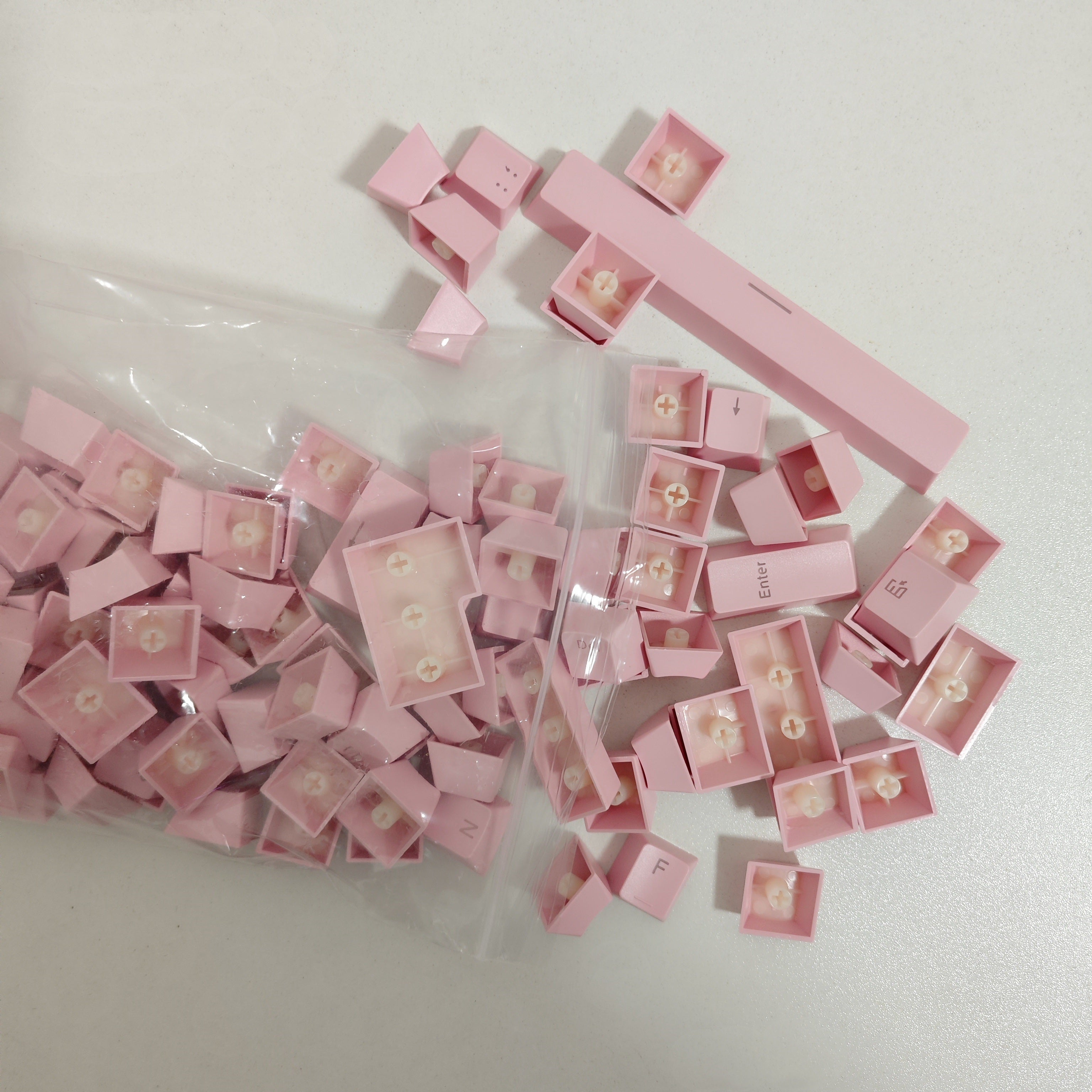 Rang-barang plastik kalitcha o‘rniga qo‘yiladigan, mexanik va o‘yin klaviaturalariga mos keladigan, Rasmga o‘xshash kalitlar bilan mos keladigan