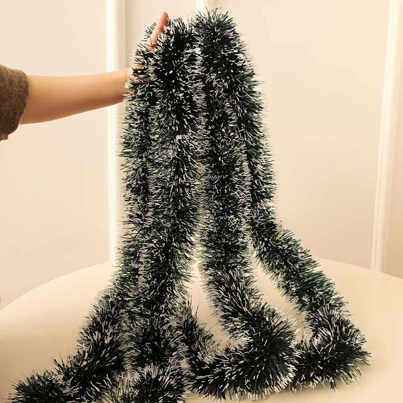 Decoración de ratán de Navidad con borde verde oscuro y blanco con detalles de copo de nieve de 6.56 pies