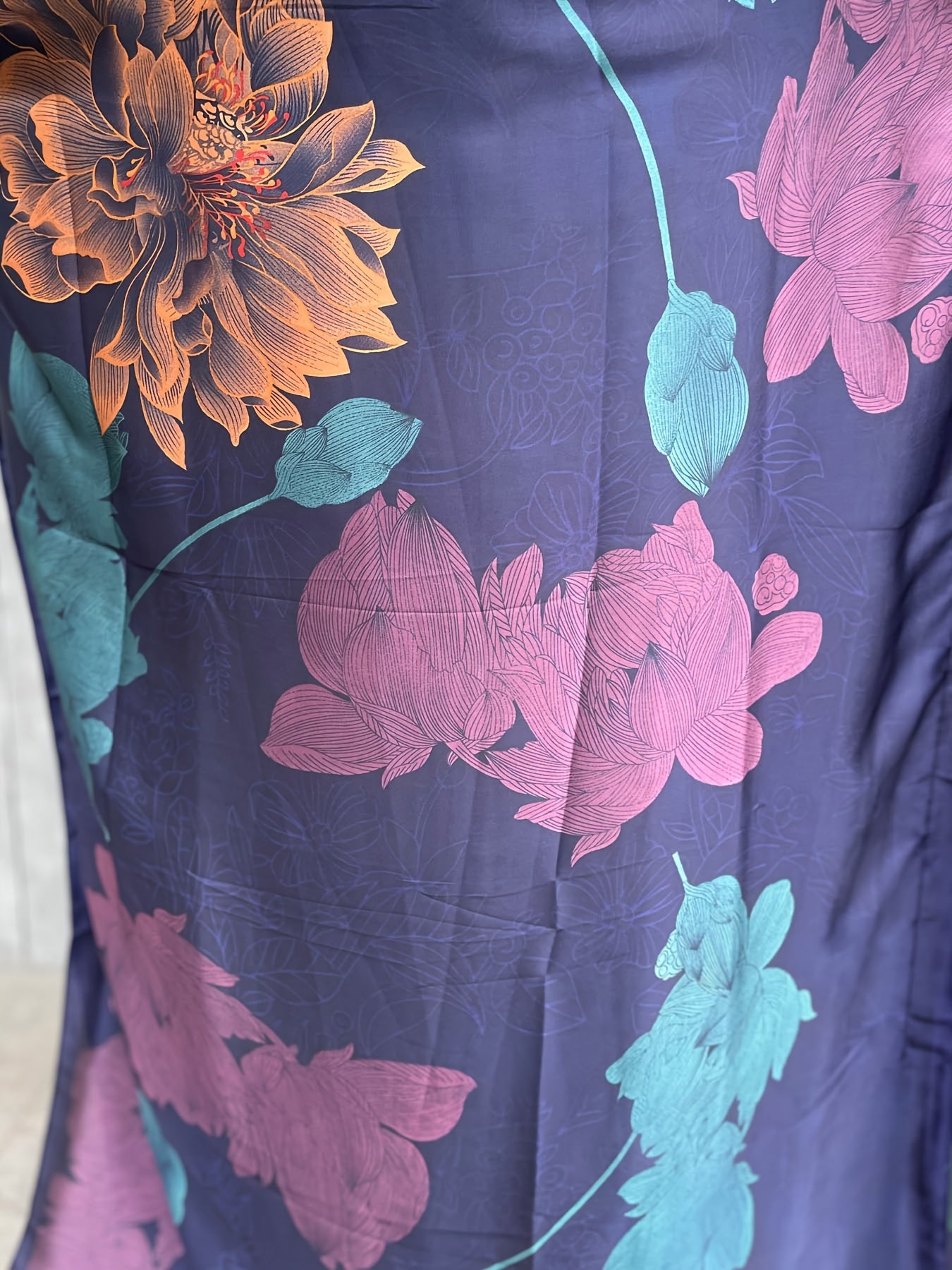 Ayollar uchun kattaroq o'lchamdagi gul naqshli tunika kiyiwi va sharf, polyester, batwing qo'lqopli, barcha mavsum uchun