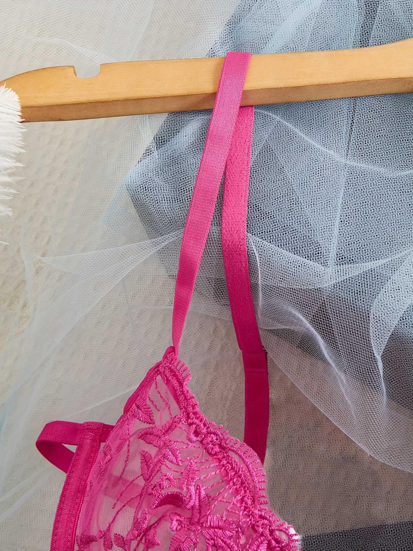 Комплект нижнего белья с тонкими бретельками, включающий интимные вещи, бюстгальтер и трусики в сексуальном дизайне.