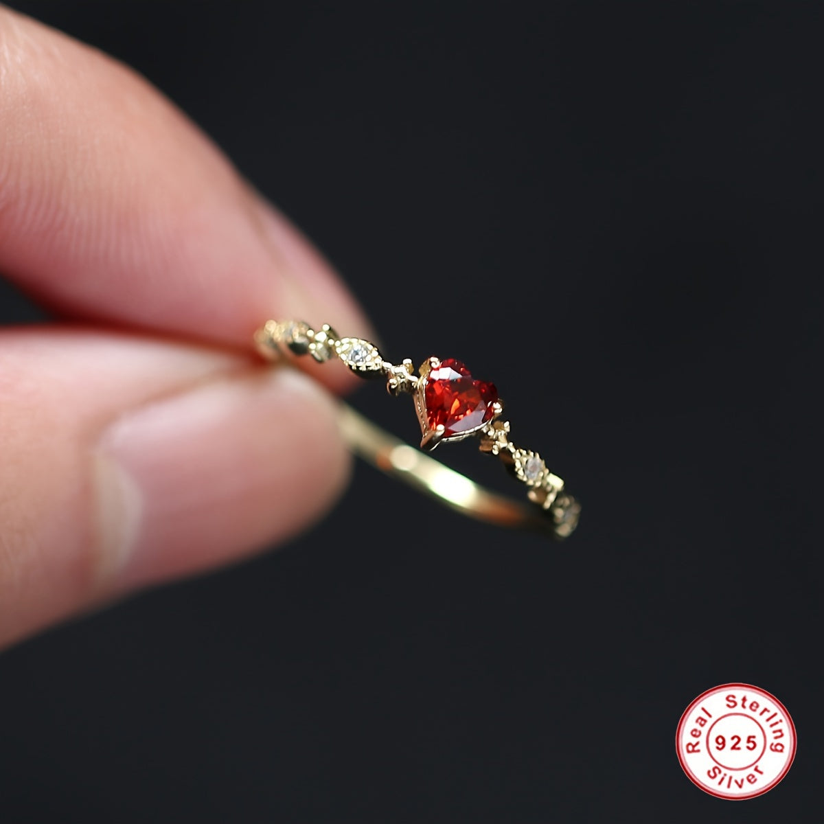 Kundalik kiyimlar yoki partiyalar uchun mukammal yuqori sifatli zargarlik aksessuari, qizil zirconia bilan inlay qilingan yurak shaklidagi 925 sterling kumush halqa va 14k oltin qoplamasi.