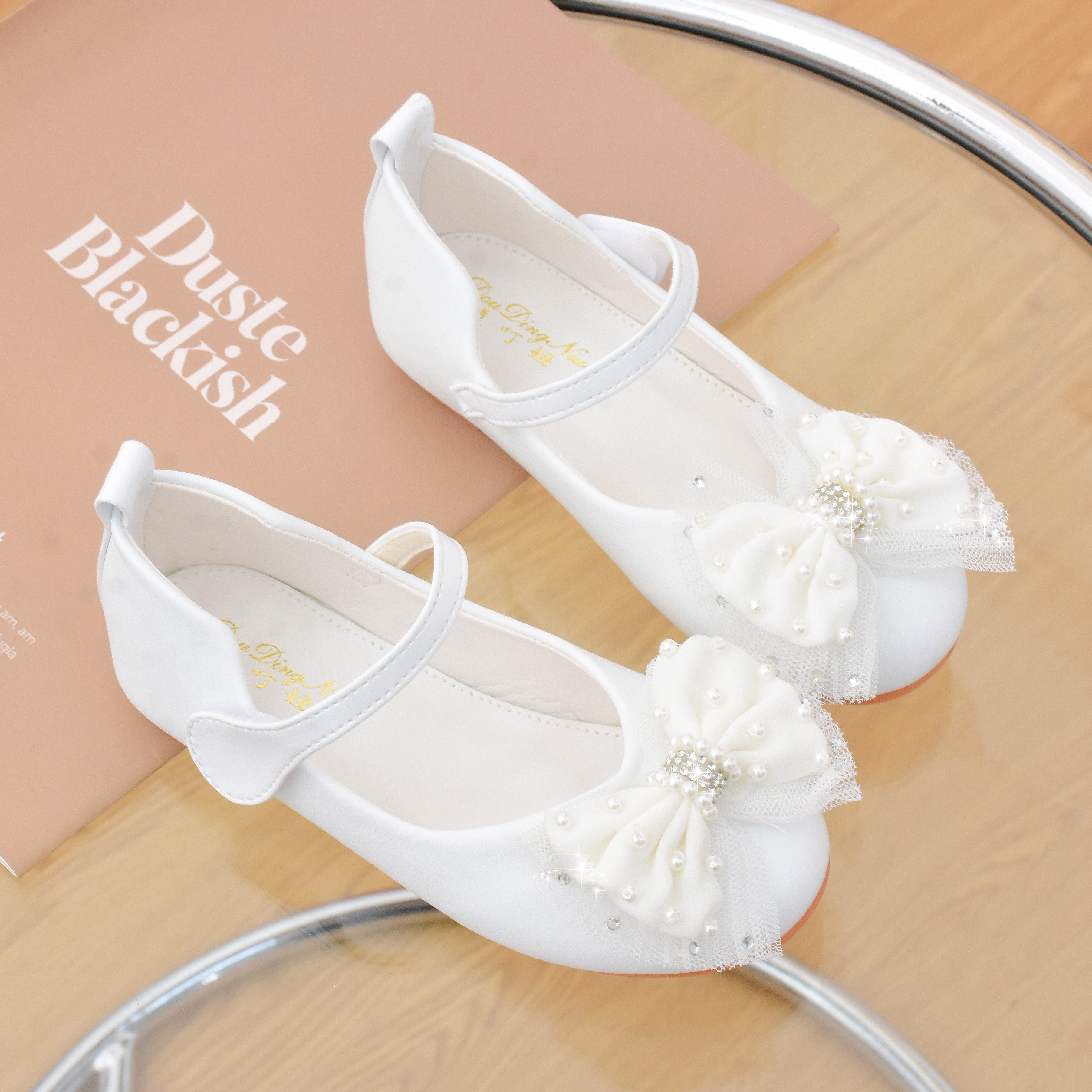 Qizlar uchun pushti balet poyabzallari, marvarid kamon bilan - sirpanmaydigan yumshoq taglik, bog'ichli tasma, bahor/kovak uchun nafas oladigan to'r - dumaloq barmoq bilan malika poyabzallari.