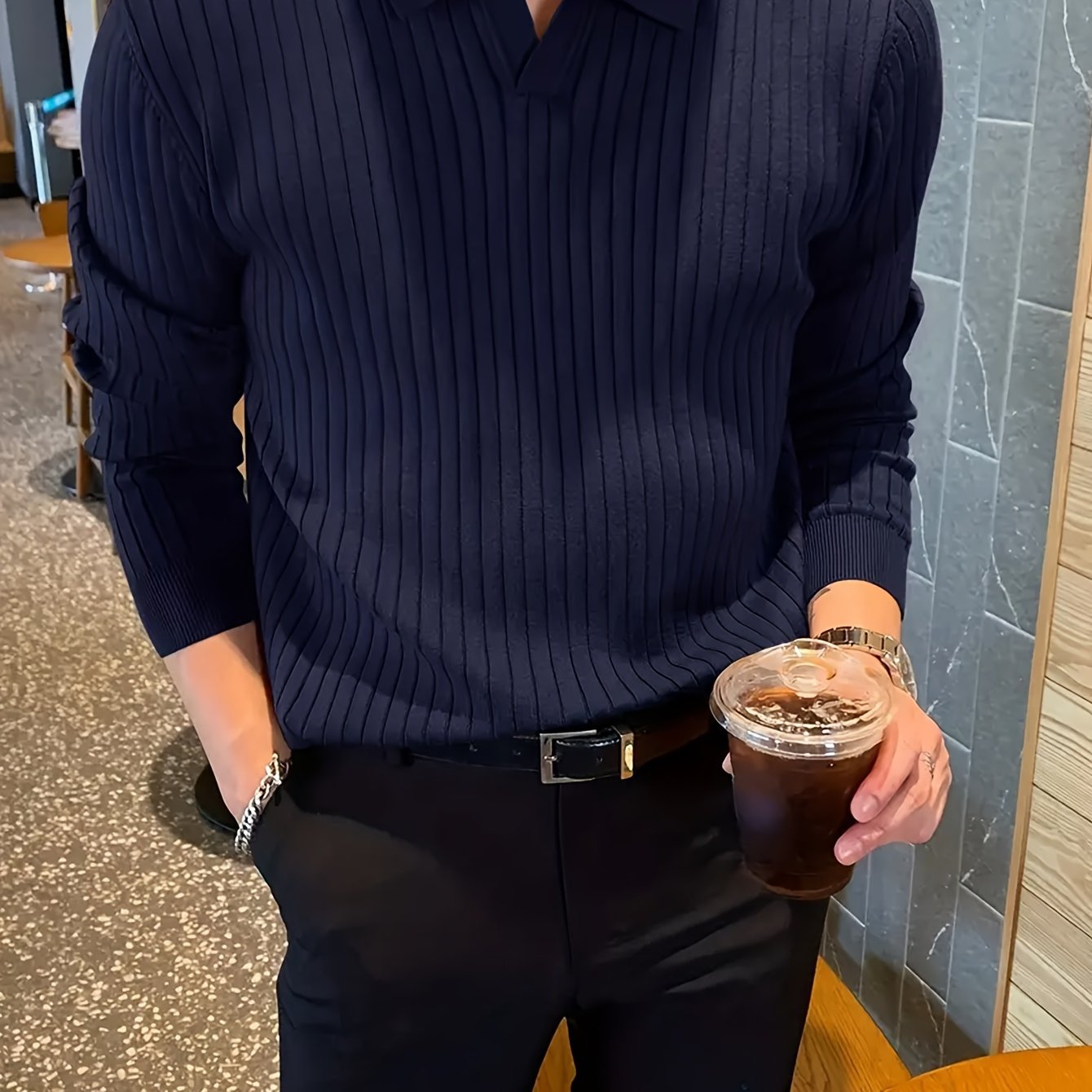 2024 Kollektsiyasi Erkaklar Viskoz Aralash Trikotaj Pulloveri Bir Rangda. O'rtacha cho'zilish bilan oddiy moslashuv va klassik yaka, har kuni kiyish uchun ideal.