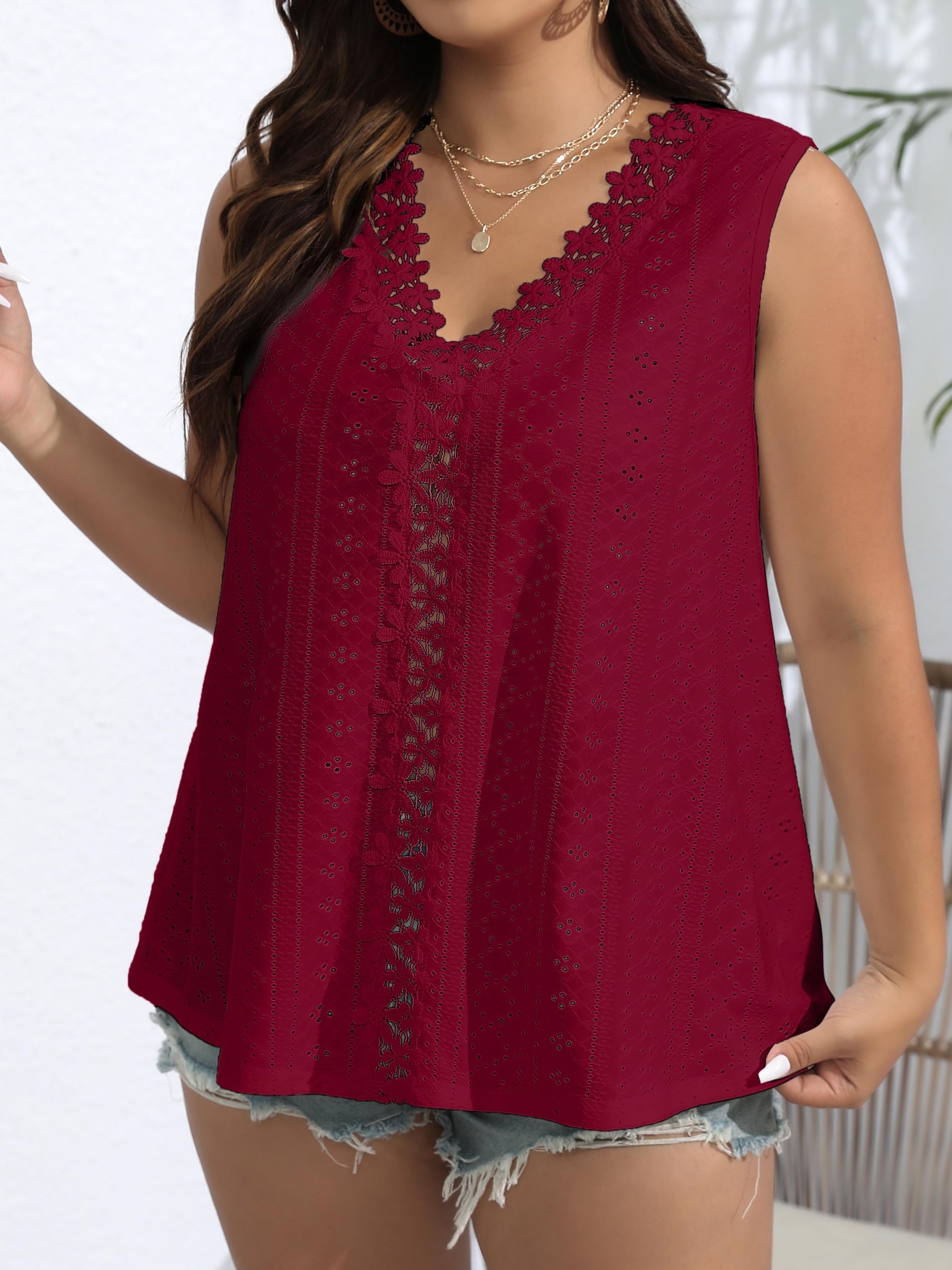 Top de tirantes casual para mujer de talla grande con escote en V, encaje, bordado y ojete, con estiramiento medio