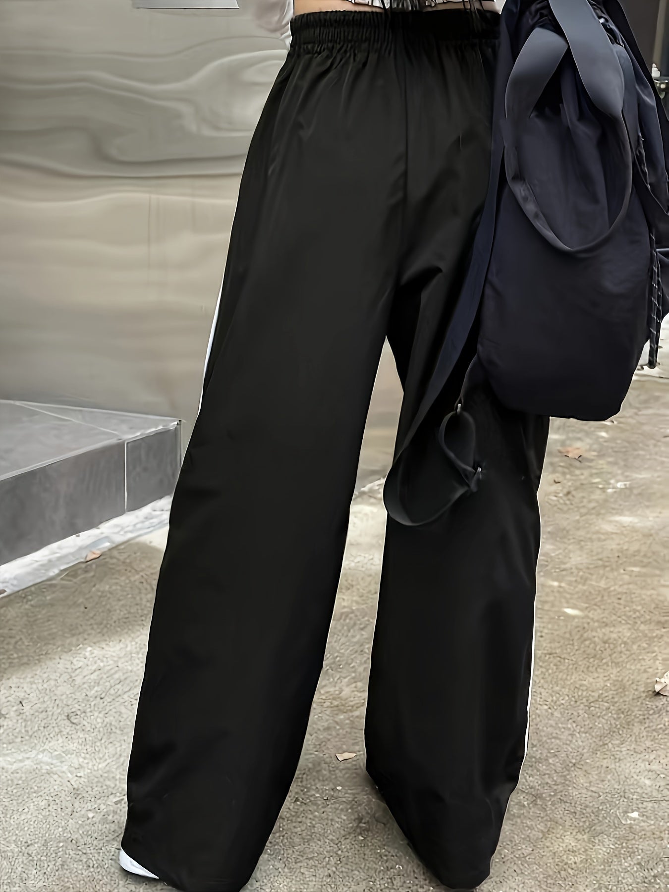 Ayollar uchun to'g'ri oyoq shimlar, barokko naqsh bilan, 95% polyester va 5% elastan aralashmasidan tayyorlangan. Qarama-qarshi bog'ich tafsiloti va to'qilgan matoga ega. 130g/m² yengil. Hamma uchun ajoyib.