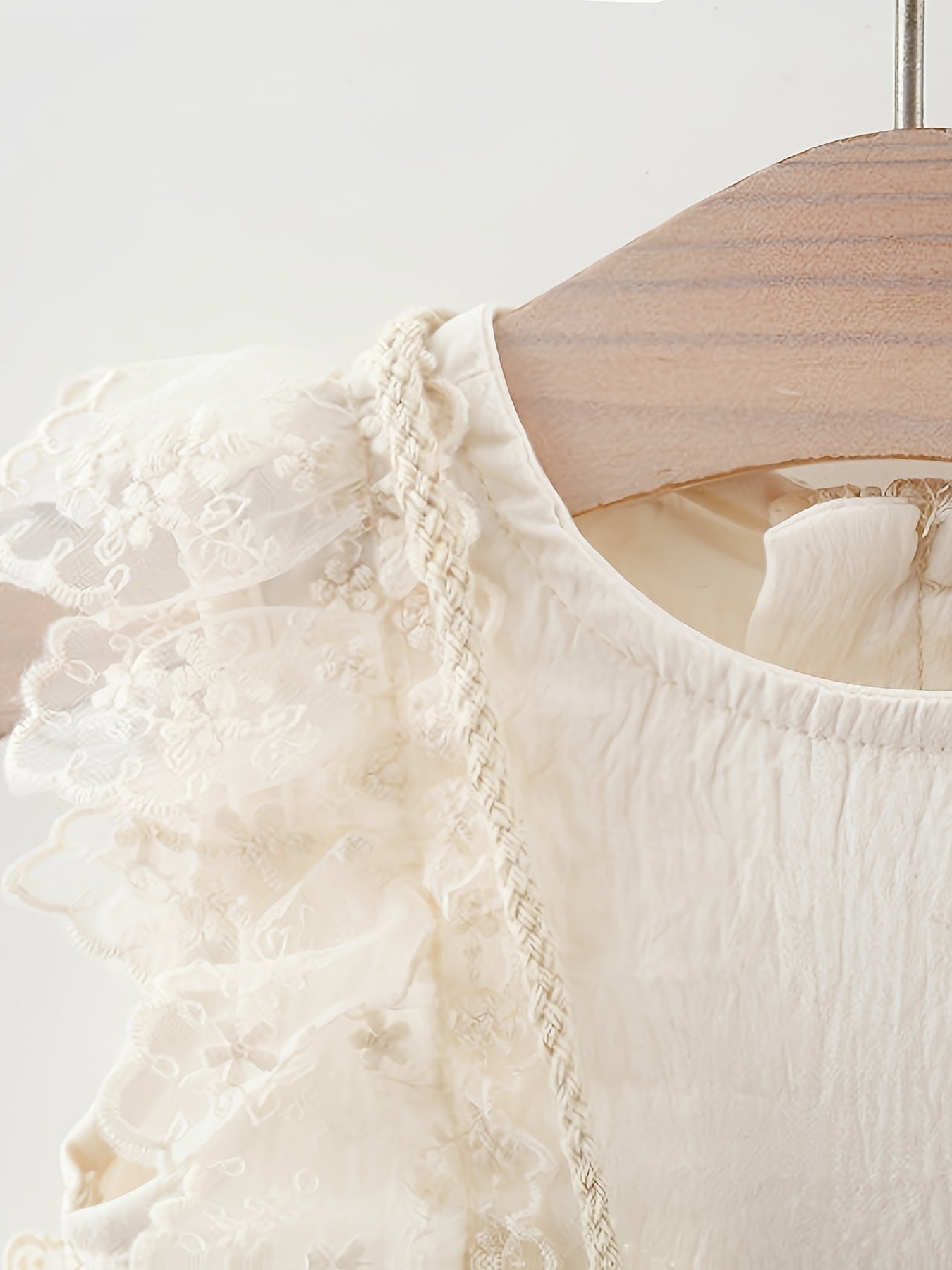 Qizlar uchun bej rangli yelkasiz malika ko'ylagi, dantel bezak va qirrali yubka, paxta aralashmasi, yozgi partiyalar va norasmiy chiqishlar uchun mukammal, mos keladigan somon sumkasi bilan, cho'zilmaydigan mato, yoqimli