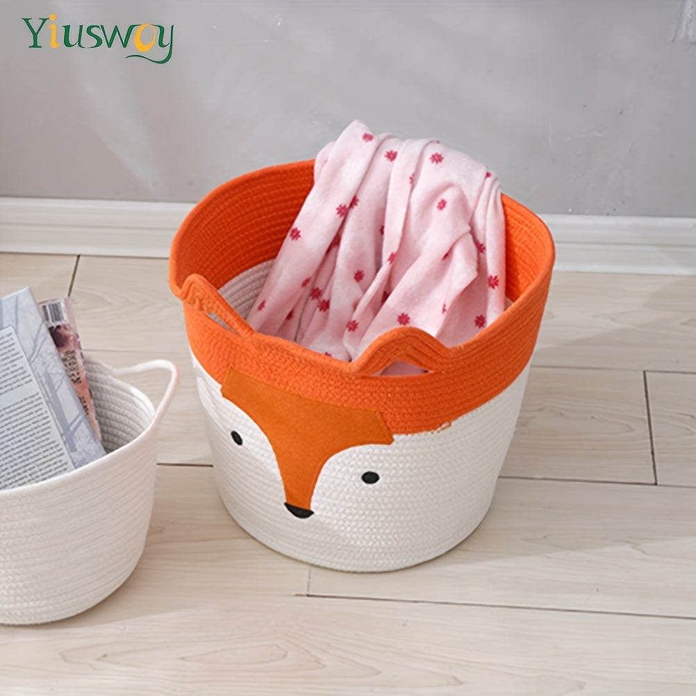 Katta to'qilgan ipdan yasalgan kir yuvish savati, multfilm tulkisi yuziga ega, o'yinchoqlar, kiyimlar va uy hayvonlari uchun kerakli buyumlarni saqlash uchun ideal, to'q sariq va oq ranglarda.